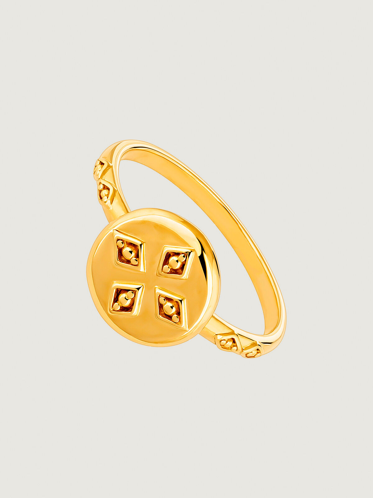 926 Silver ring coated in 18K yellow gold with medallion | Aristocrazy