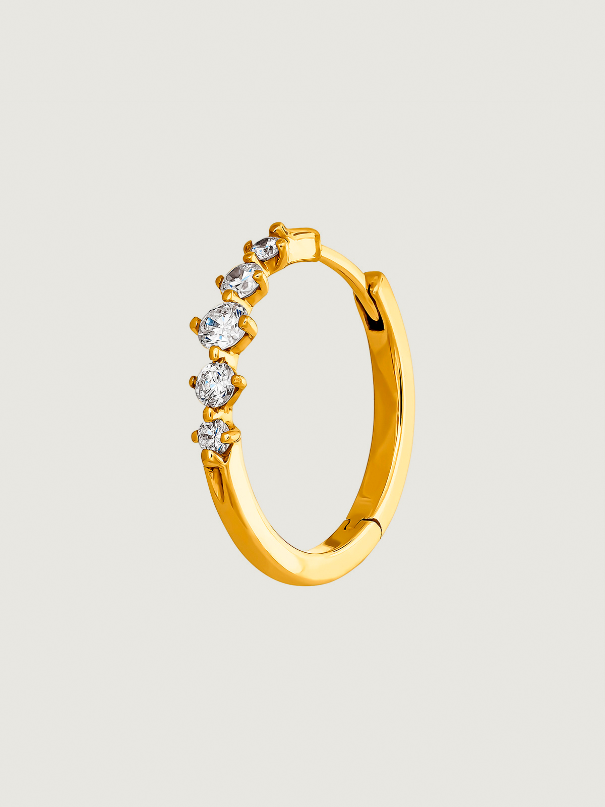 Individual 18K yellow gold earring with diamonds.