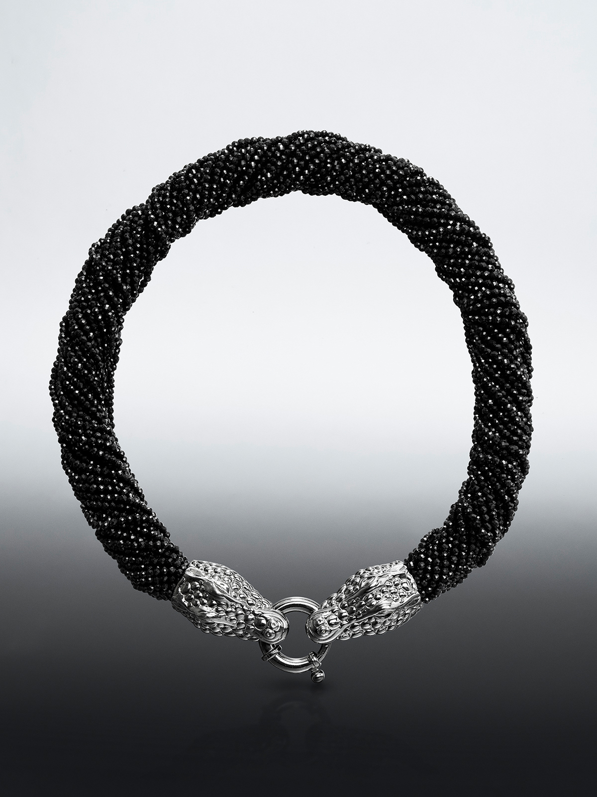 Collar de plata 925 con forma de cocodrilo y espinelas negras