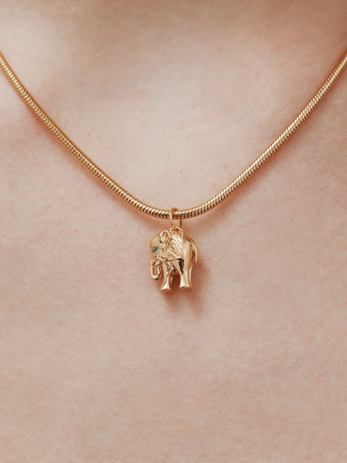 Charm de plata 925 bañada en oro amarillo de 18K con ónix verde y forma de elefante