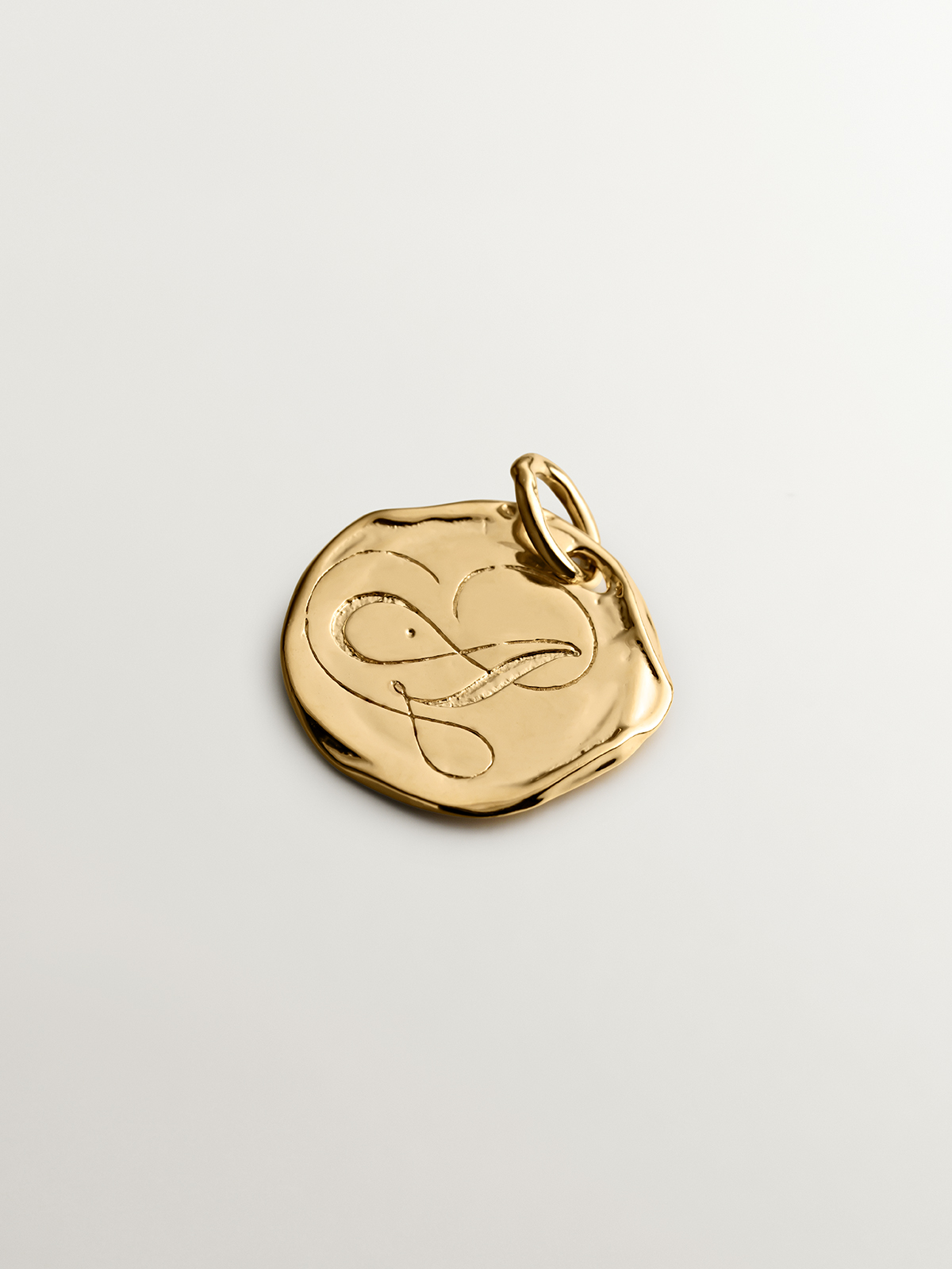 Charm artesanal de plata 925 bañada en oro amarillo de 18K con inicial A