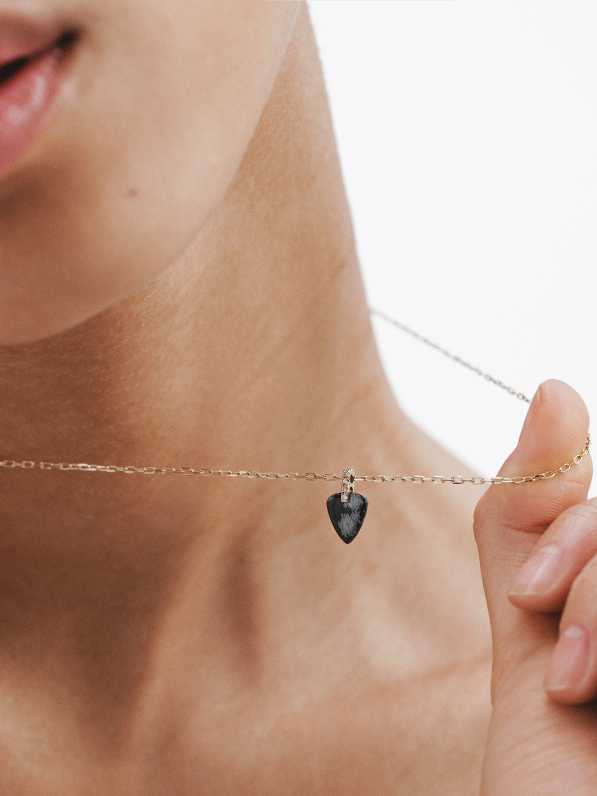 9K yellow gold necklace with teardrop-cut black obsidian and 0.03 ct brilliant-cut diamonds