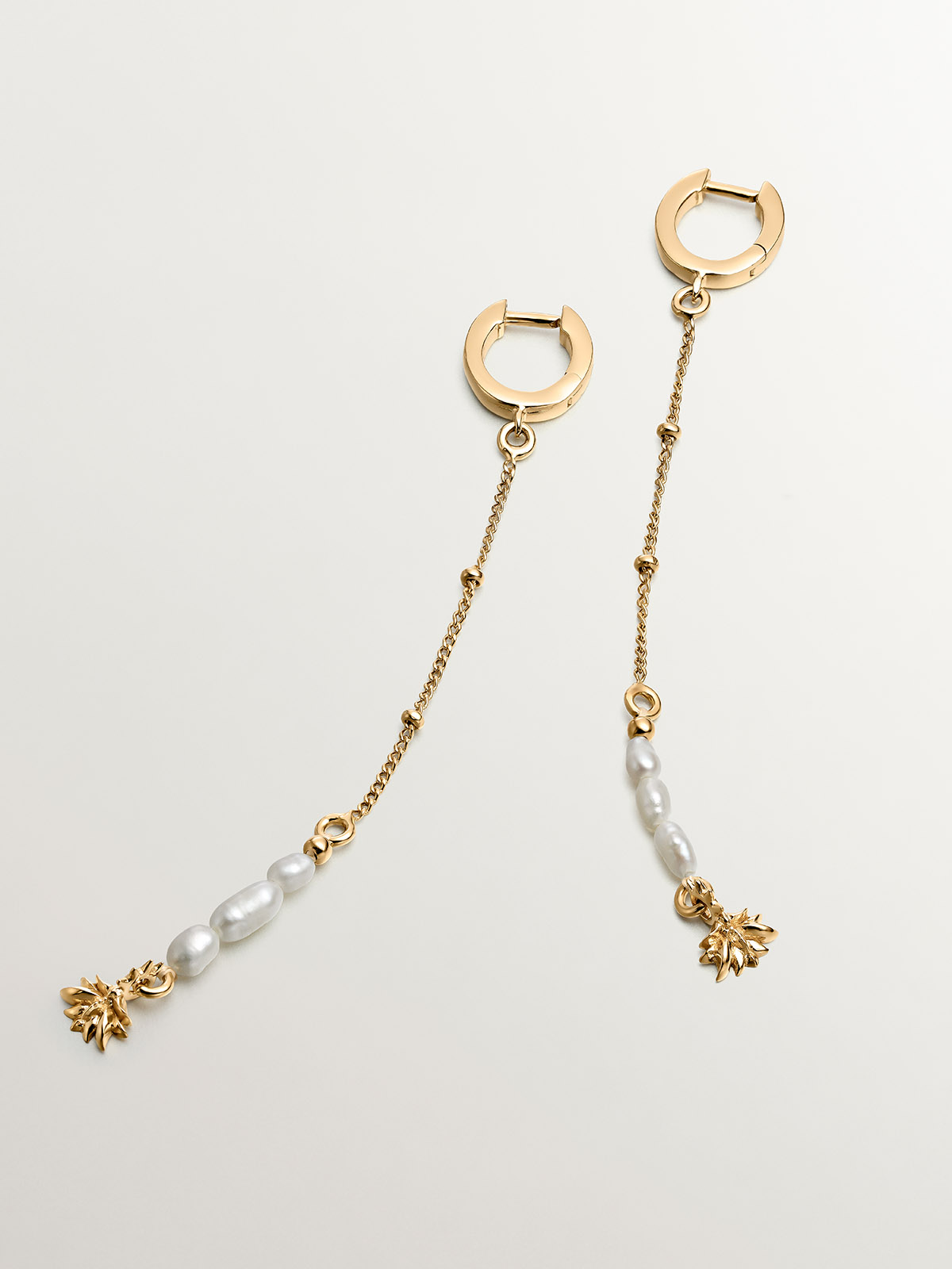 Boucles d'oreilles en anneau en argent 925 plaqué en or jaune 18K avec pendentif de perles et fleur de lotus.
