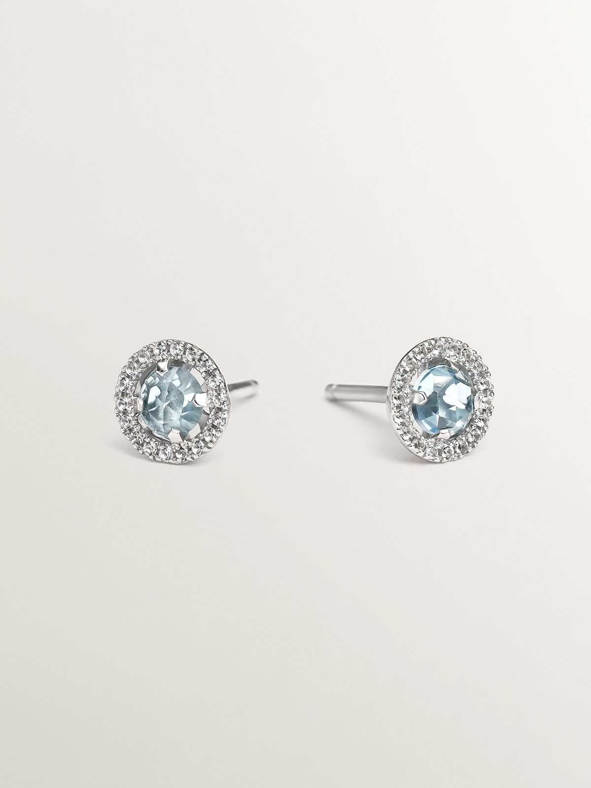 Boucles d'oreilles en argent 925 avec topaze bleue de 0,82 cts et bordure de saphirs blancs.