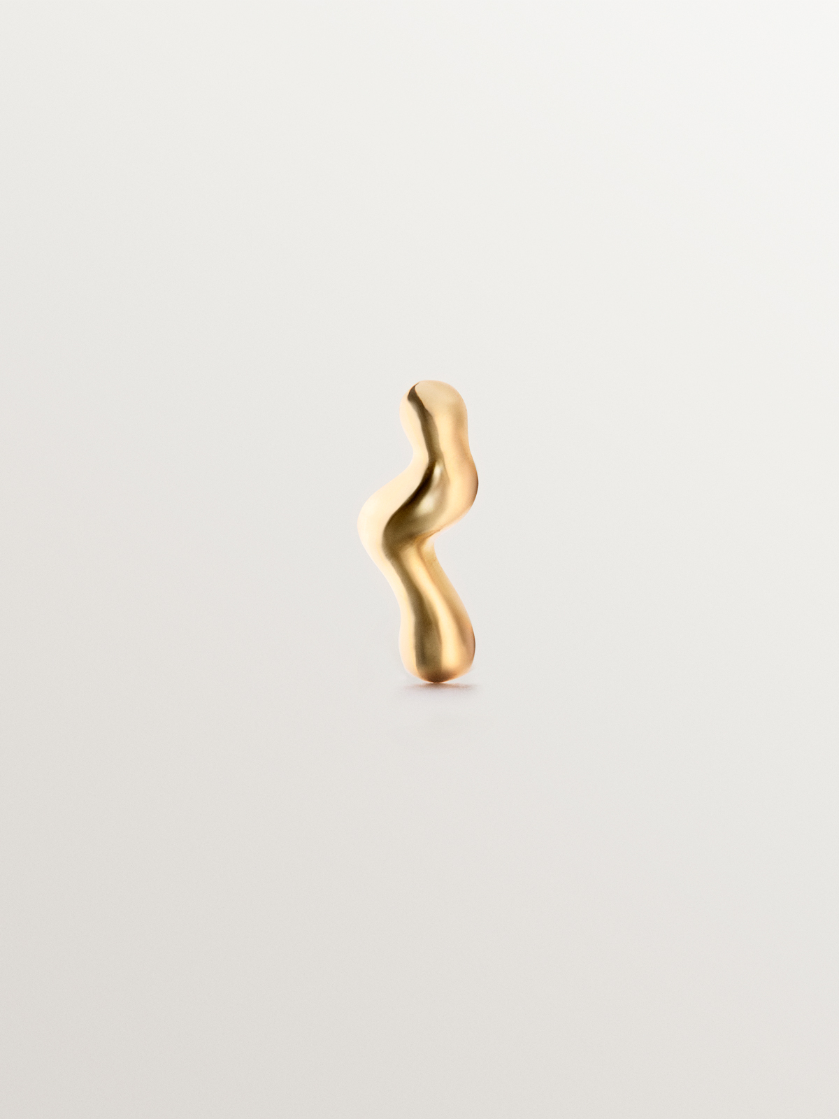 Individual 18K yellow gold piercing with organic wave shape