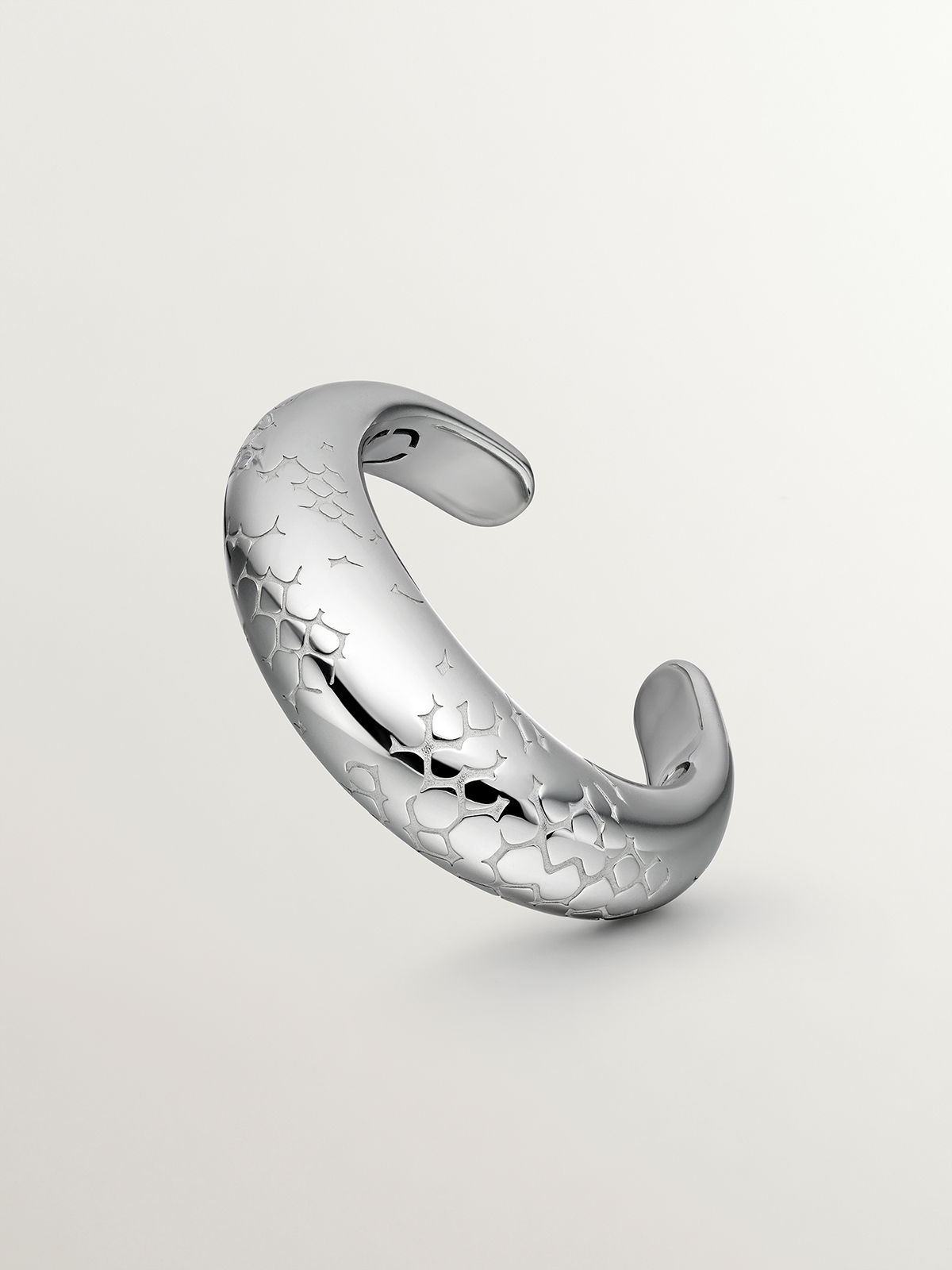 Brazalete abombado de plata 925 y textura de serpiente
