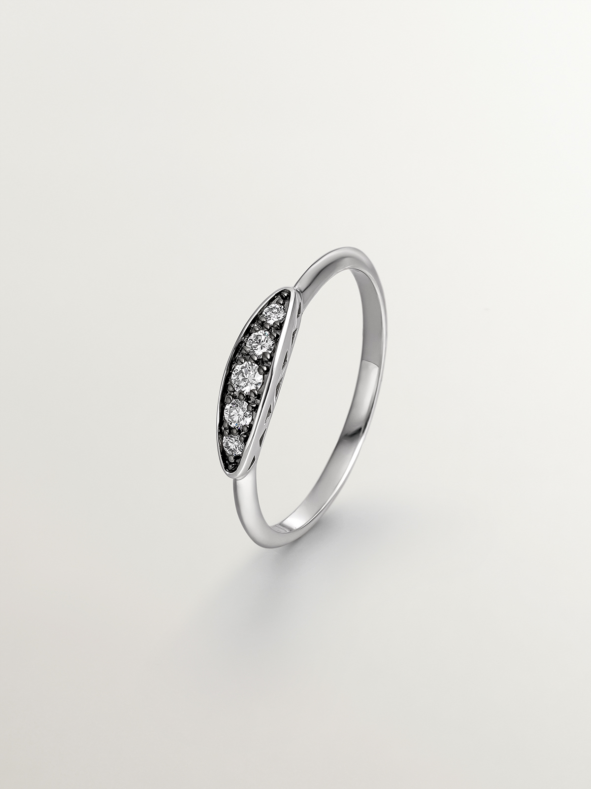 18K white gold ring with aged effect and brilliant cut diamond