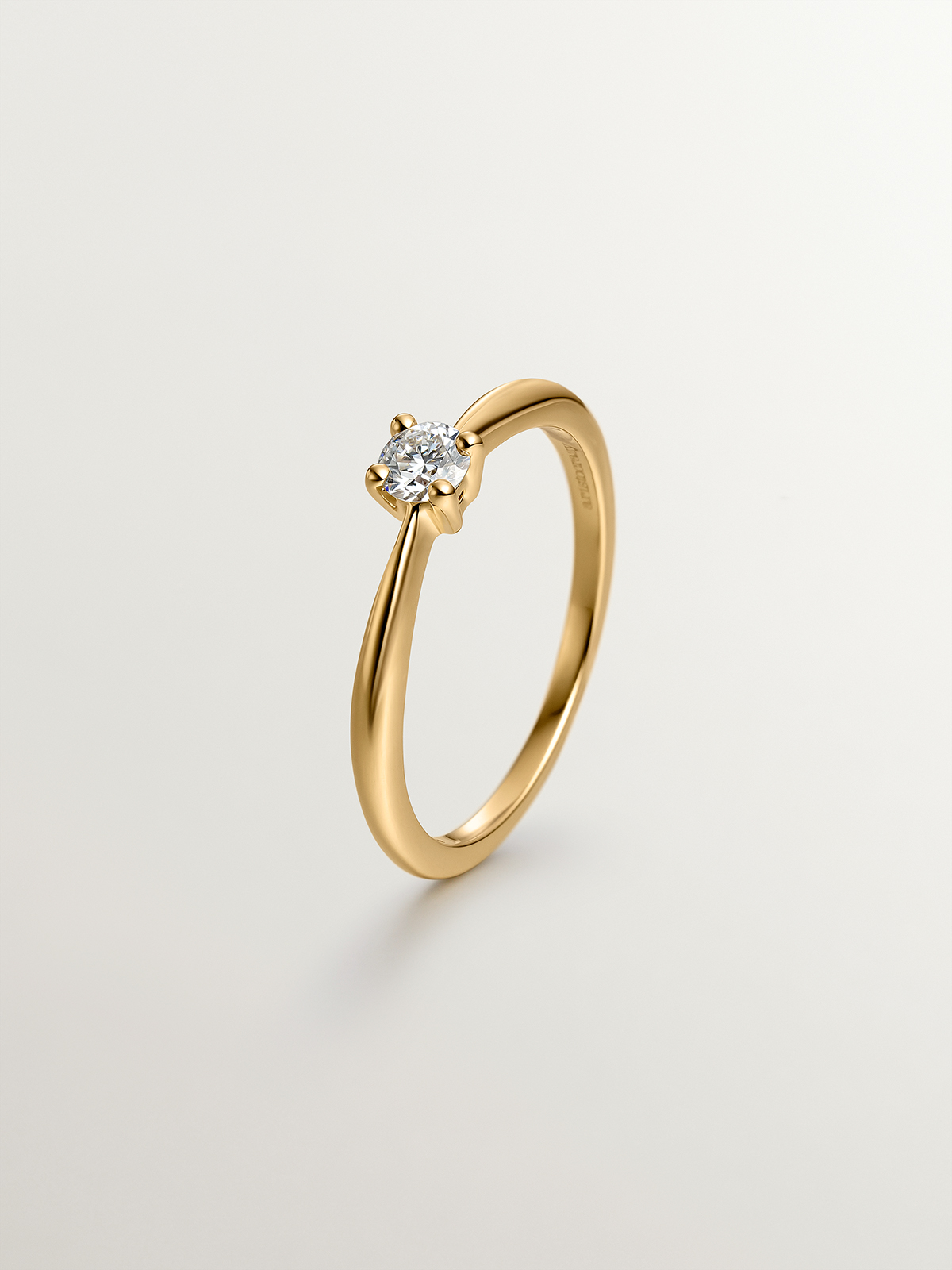 Anillo solitario de oro amarillo de 18k con diamante de 0,15cts