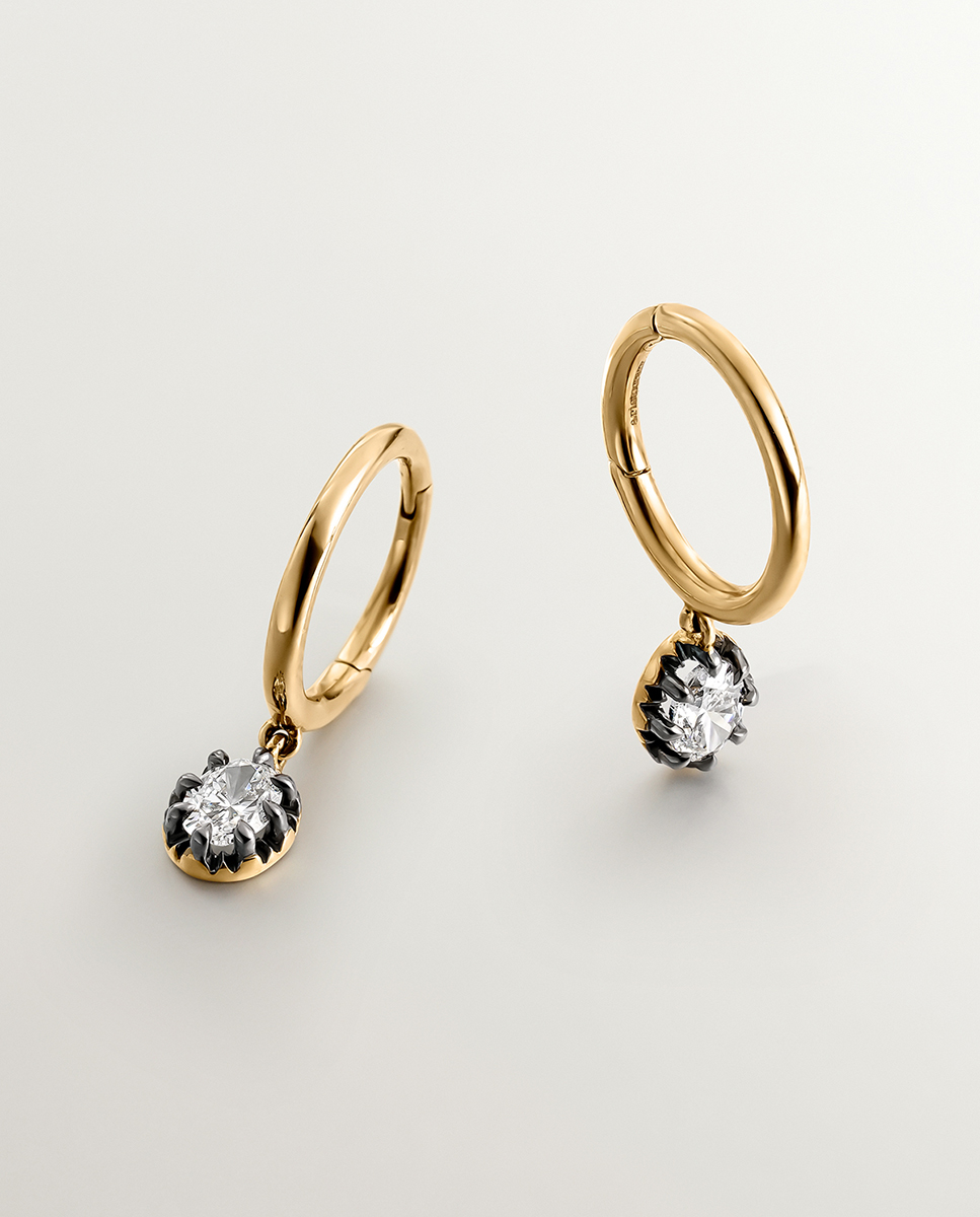 18K yellow gold earrings with aged effect and oval-cut diamonds