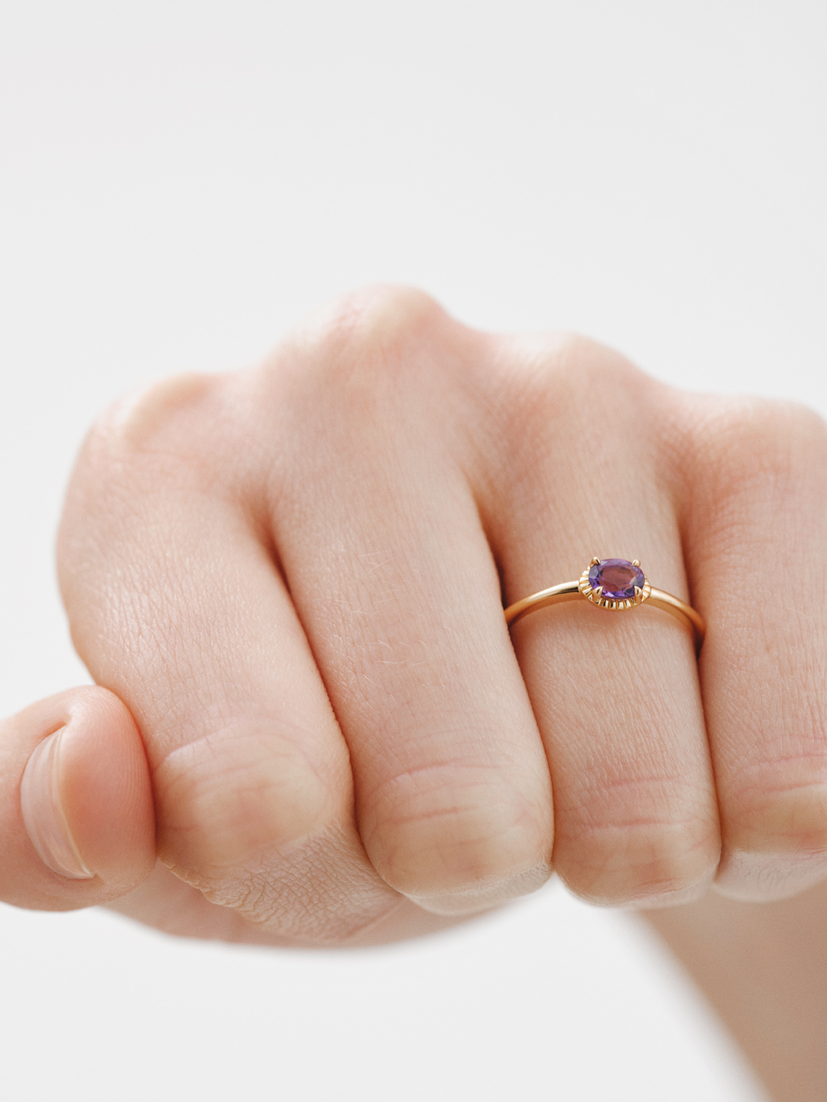 Bague en argent 925 plaqué or jaune 18K avec une pierre d'améthyste violette.