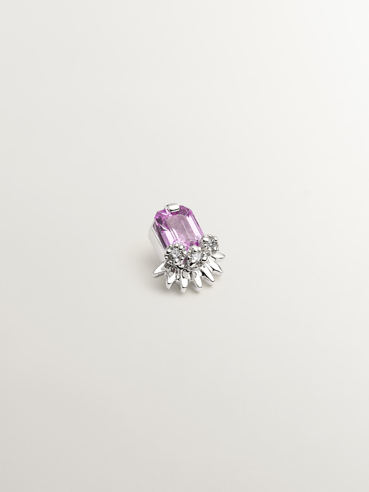 18k white gold piercing with central pink sapphire and diamonds.