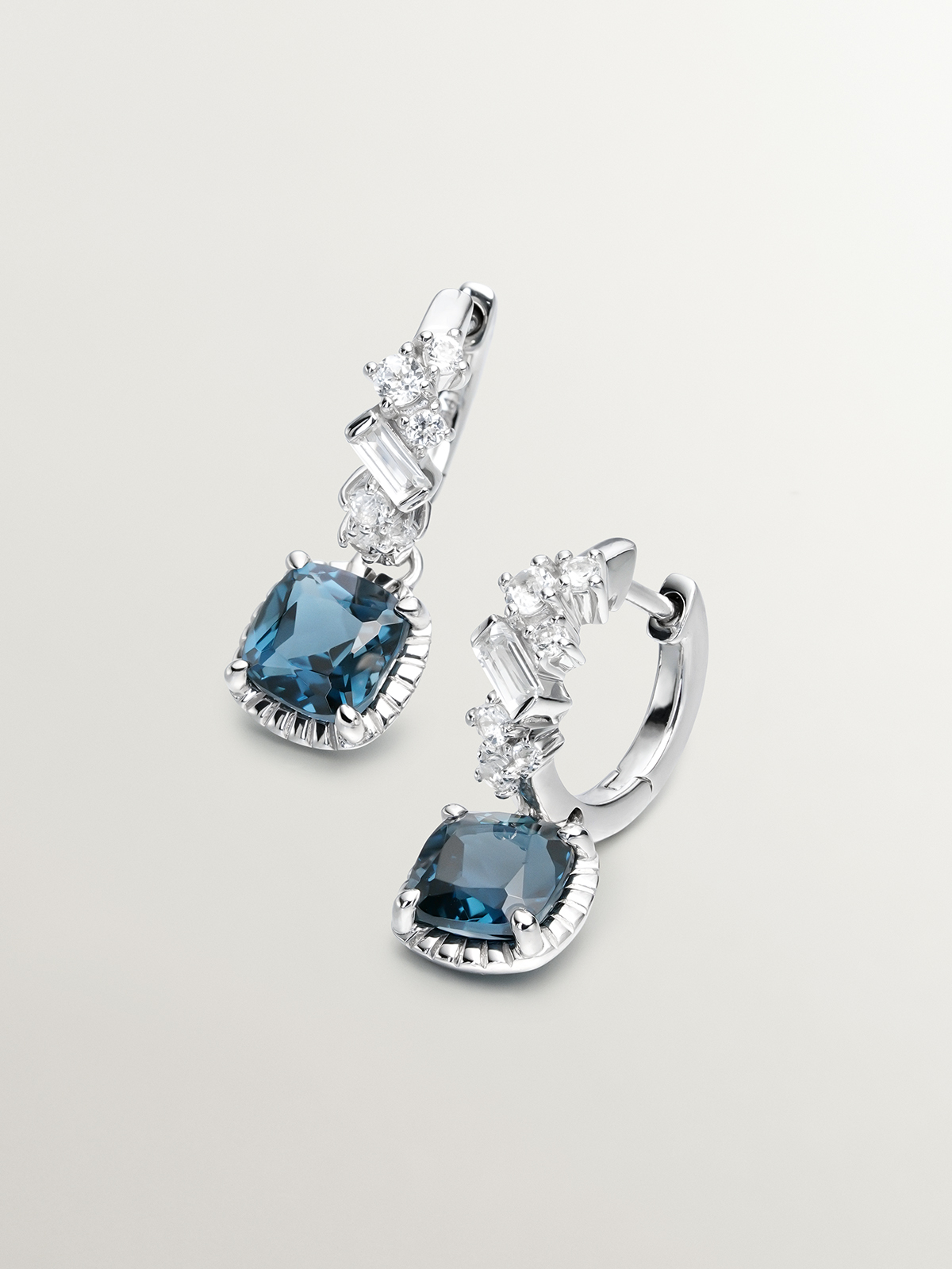 Boucles d'oreilles en argent 925 avec topazes London Blue et blanches.