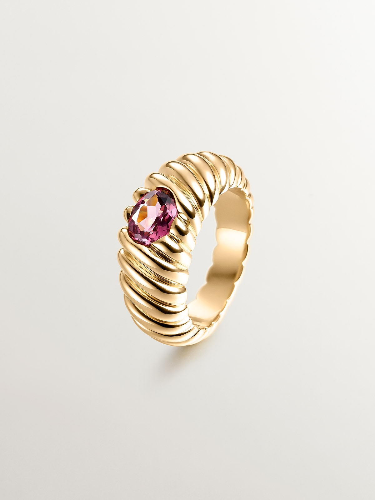 Anillo gallonado de plata 925 bañada en oro amarillo de 18K con rodolita rosa