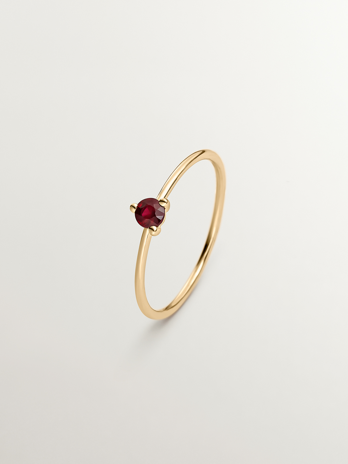 Anillo de oro amarillo de 9K con rubí rojo