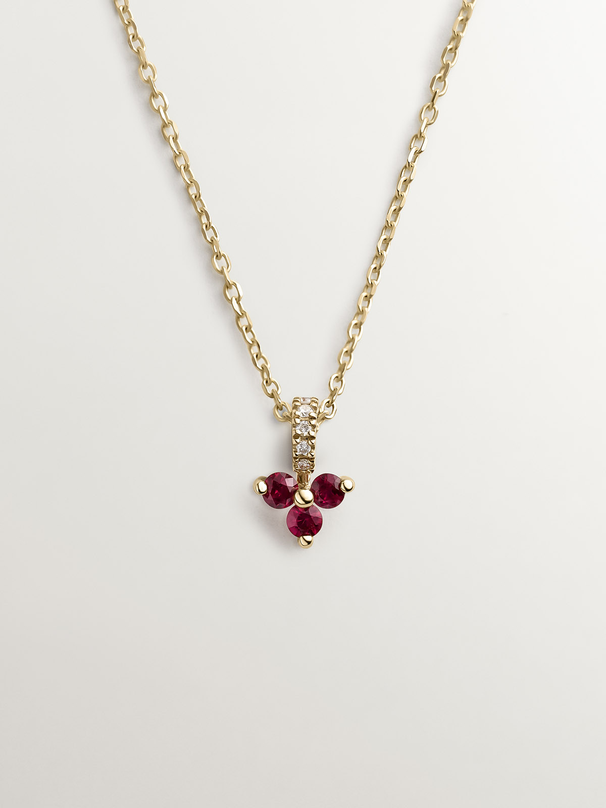 Pendentif en or jaune 9K avec trèfle en rubis rouges et diamants