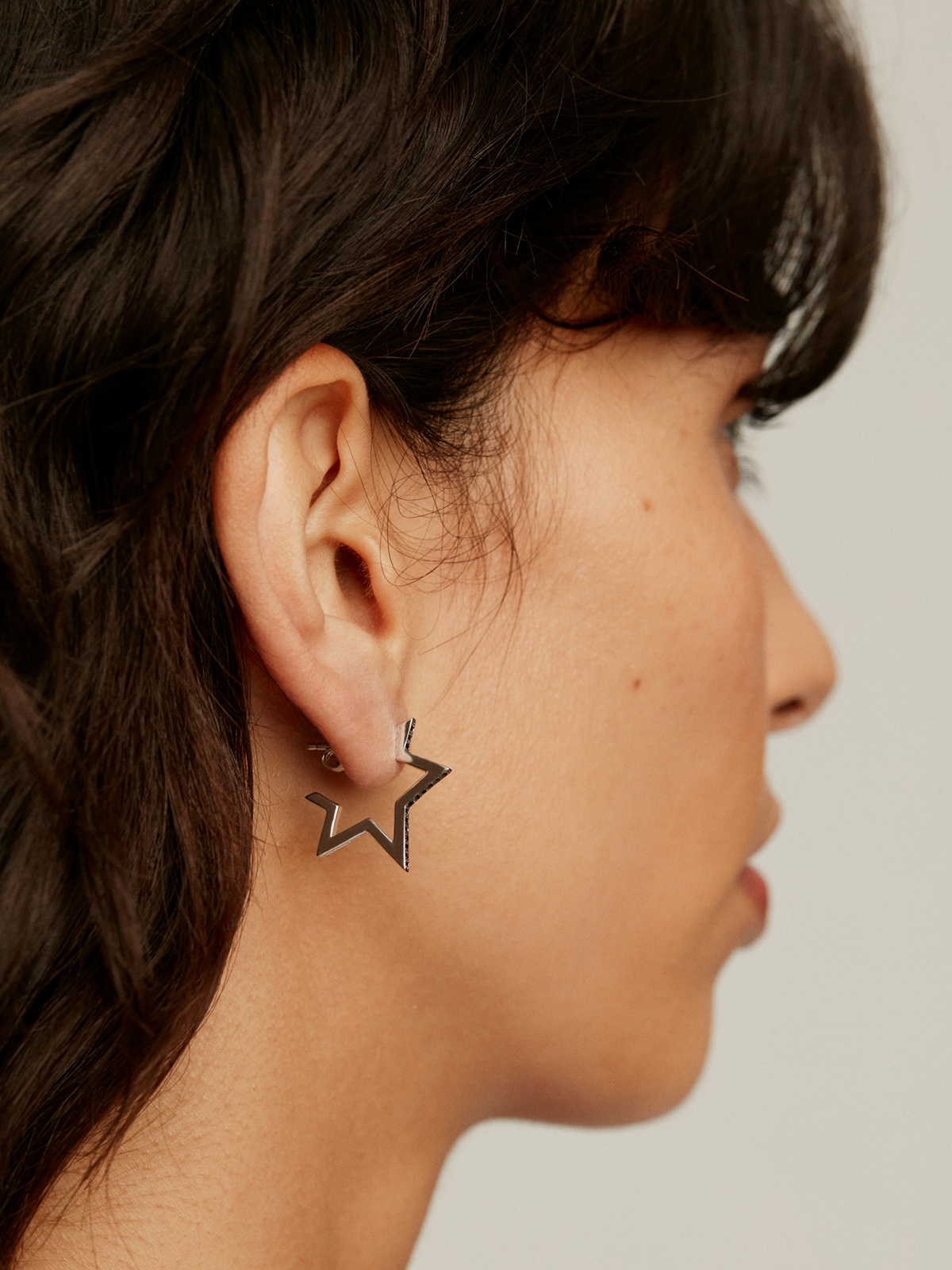 Boucles d'oreilles en argent 925 en forme d'étoile avec des spinelles noires