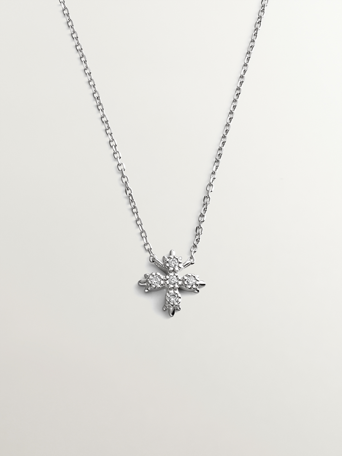 18K white gold pendant with cross featuring white diamonds.