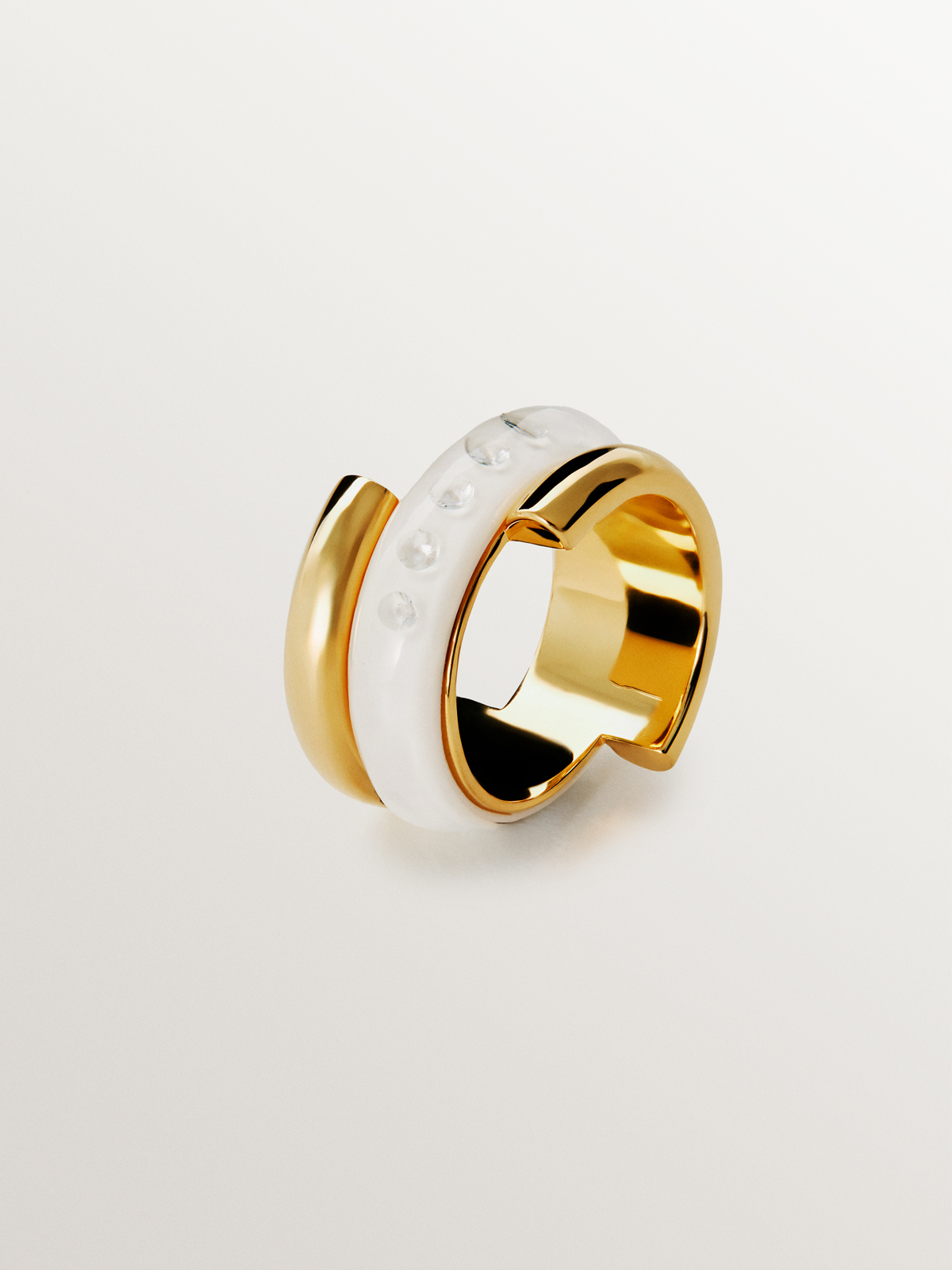 Anillo de plata 925 bañada en oro amarillo de 18K con esmalte blanco y circones suspendidos en resina