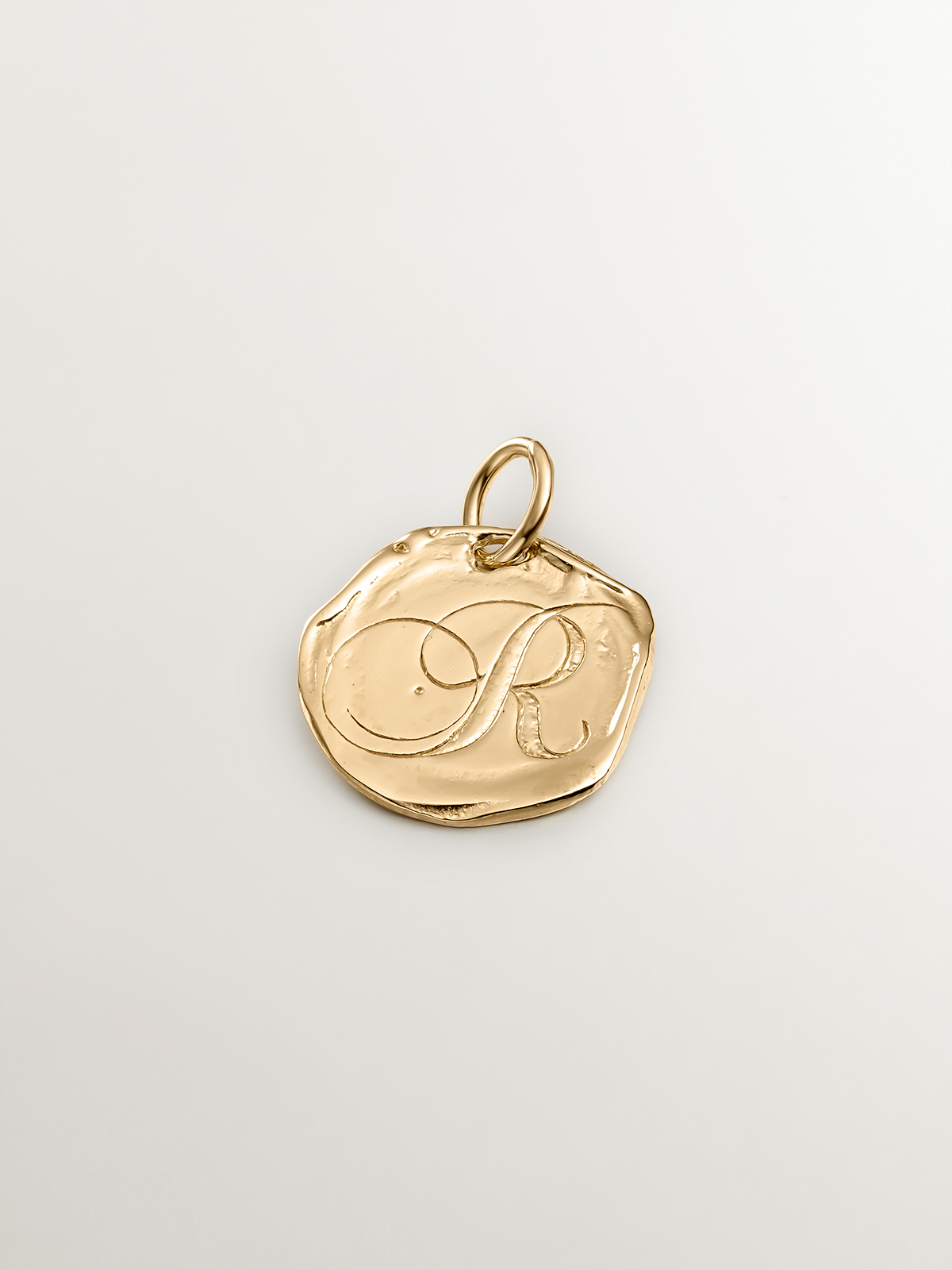 Charm artesanal de plata 925 bañada en oro amarillo de 18K con inicial R