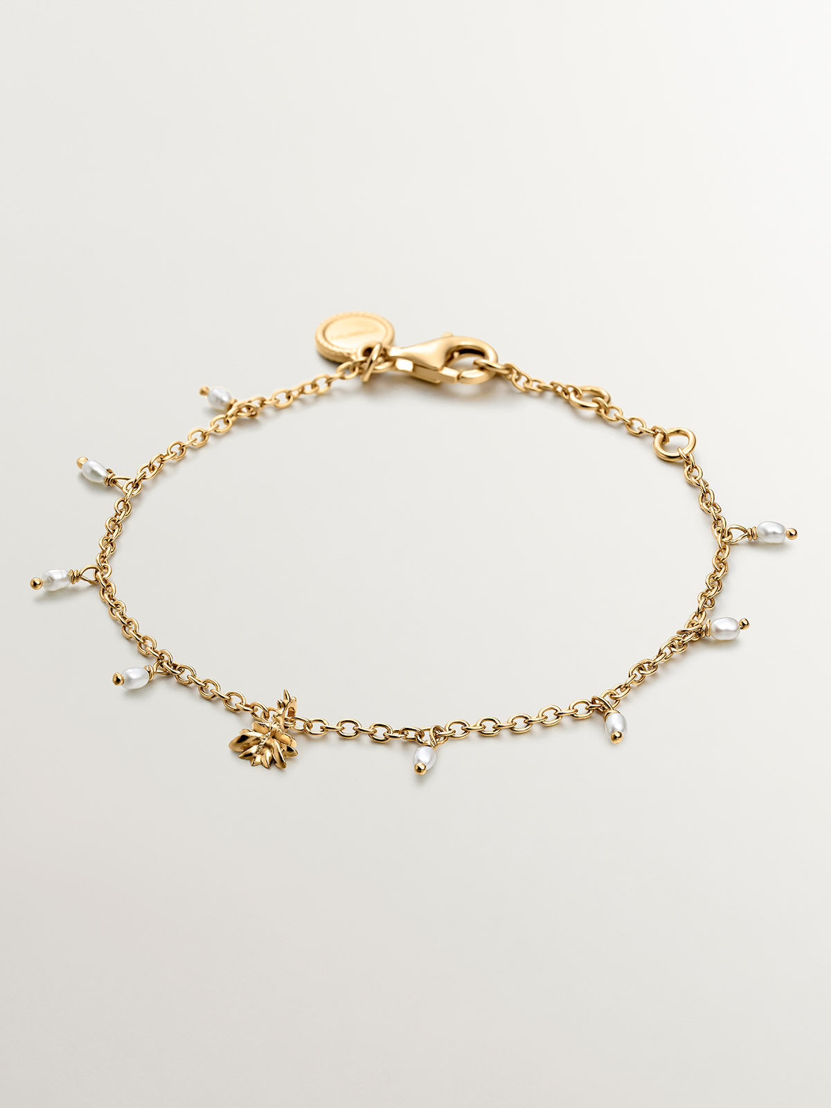 Pulsera de plata 925 bañada en oro amarillo de 18K con perlas de río y nenúfar