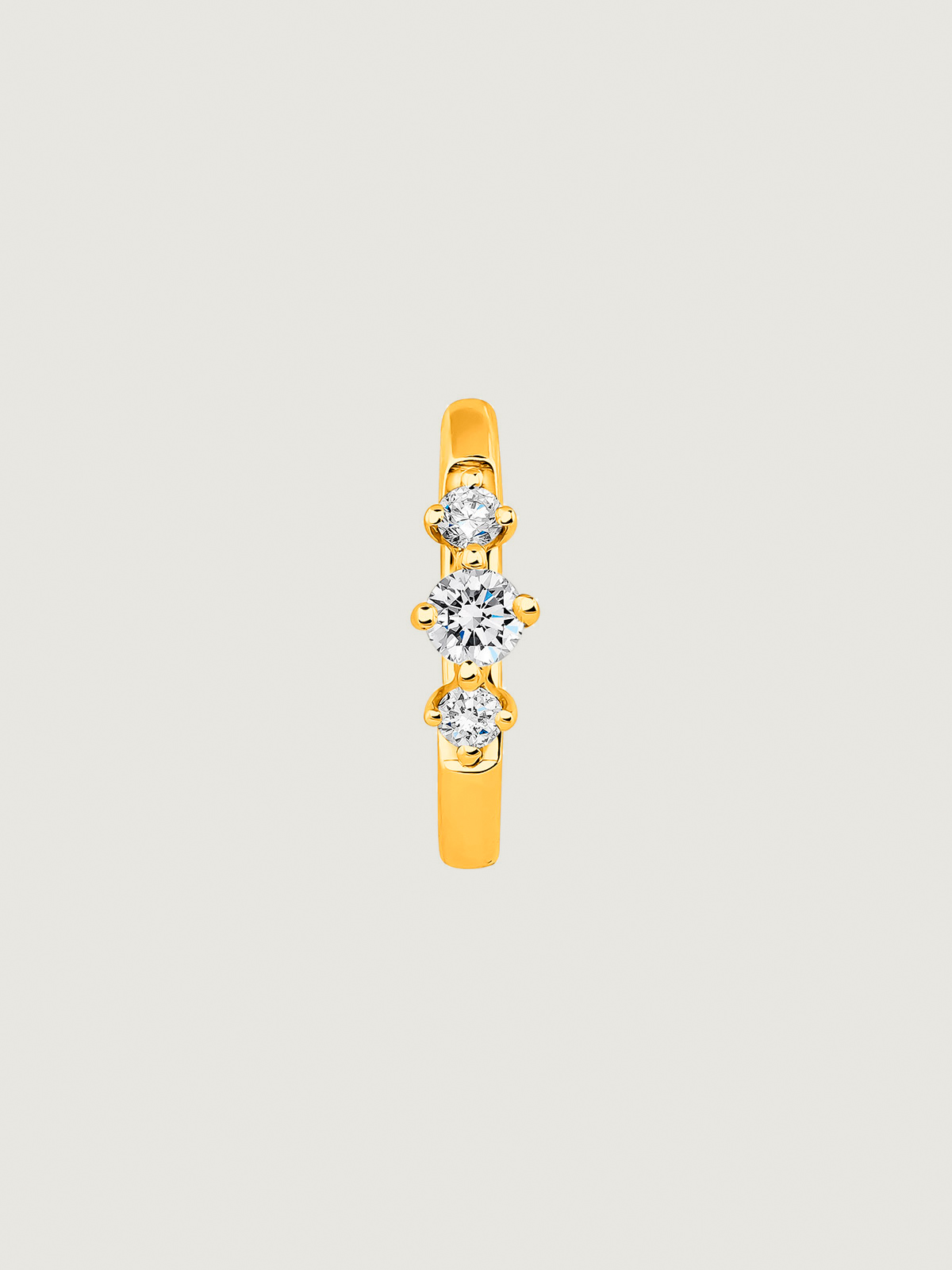 Pendiente individual pequeño de aro de oro amarillo de 18K con triple diamante