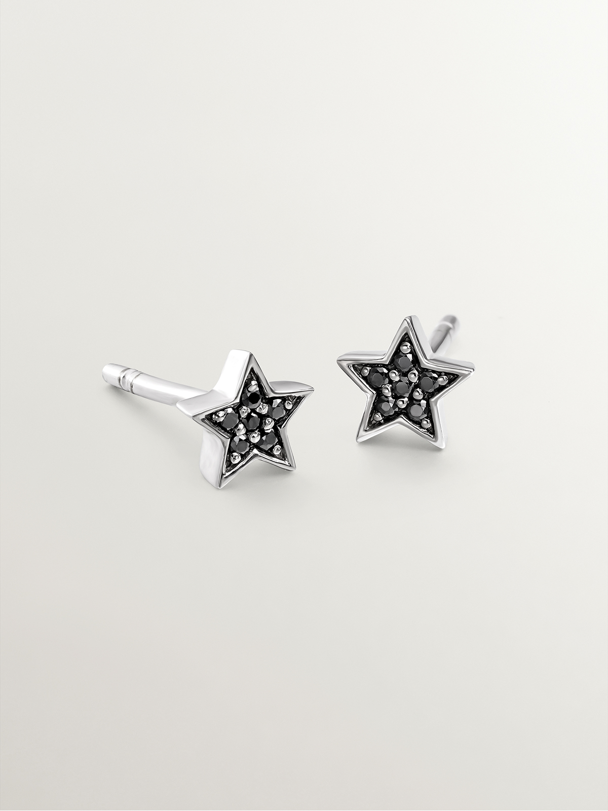 Boucles d'oreilles en argent 925 en forme d'étoile avec spinelles noires.