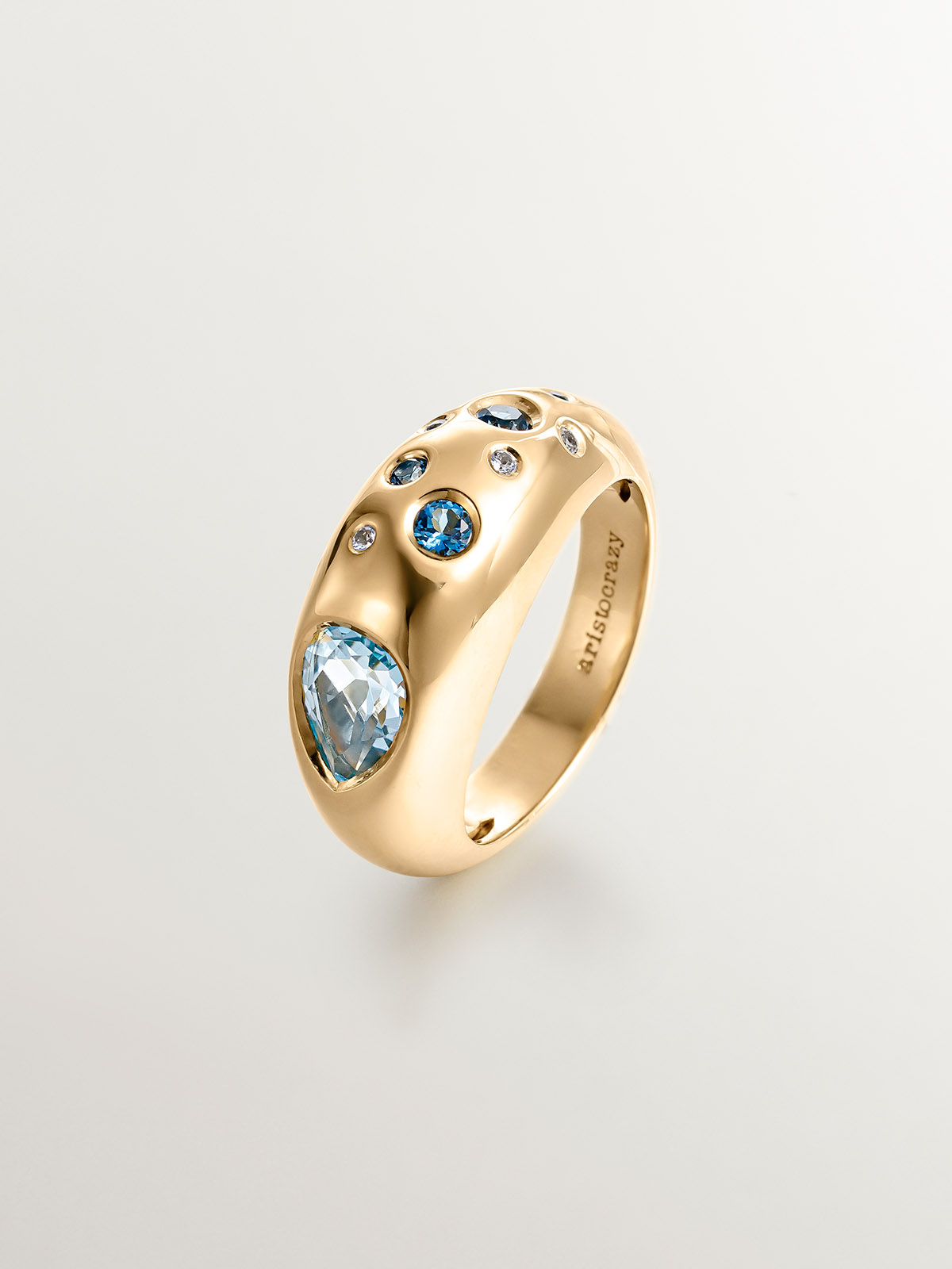 Anillo de plata 925 bañada en oro amarillo de 18K con topacios azul sky y azul london