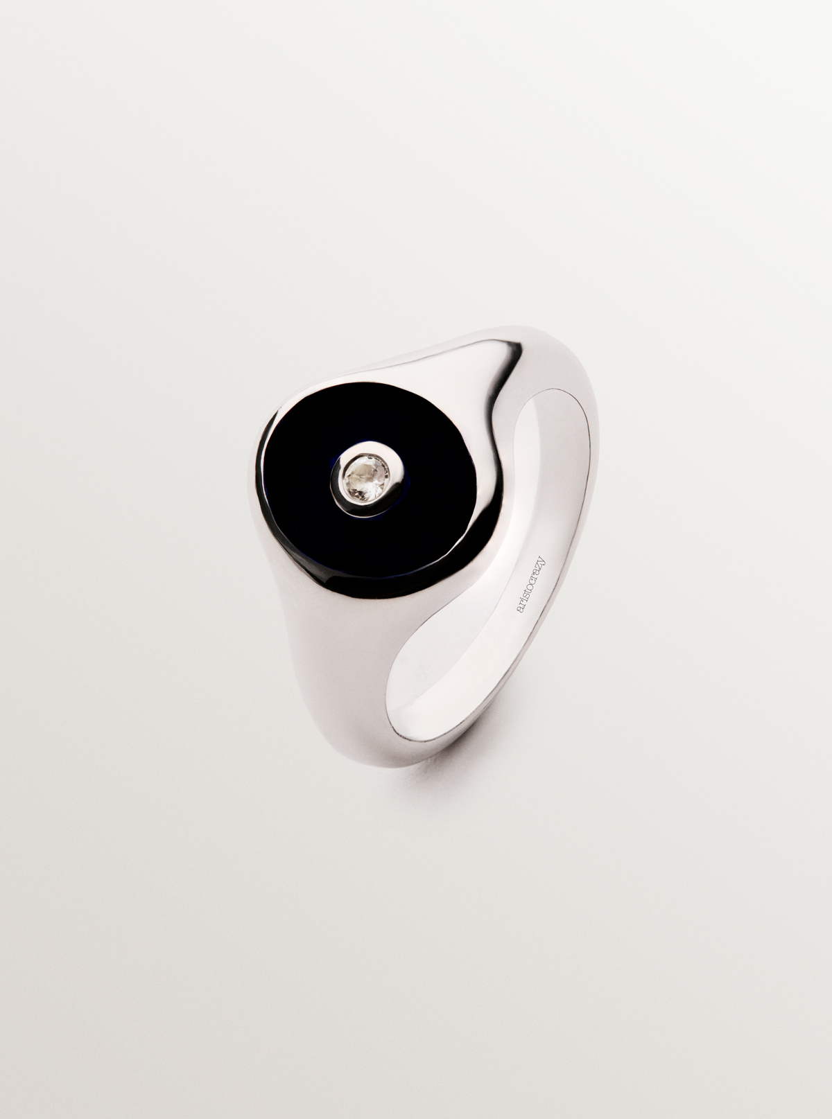 Signet style ring in rhodium-plated 925 silver with black onyx and brilliant-cut white quartz.