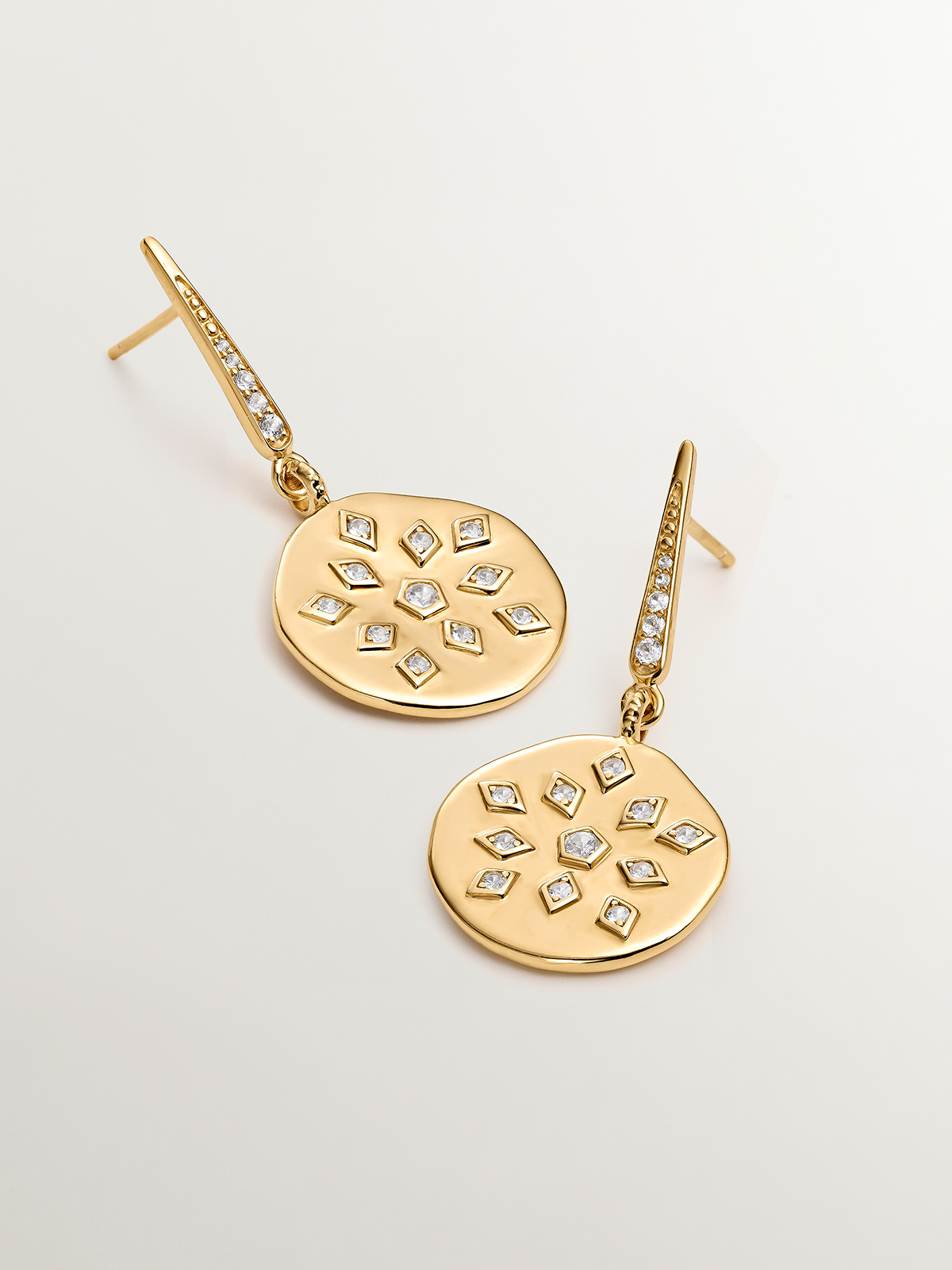 Boucles d'oreilles en argent 925 plaqué or jaune 18K avec une forme de médaille irrégulière et des topazes blanches