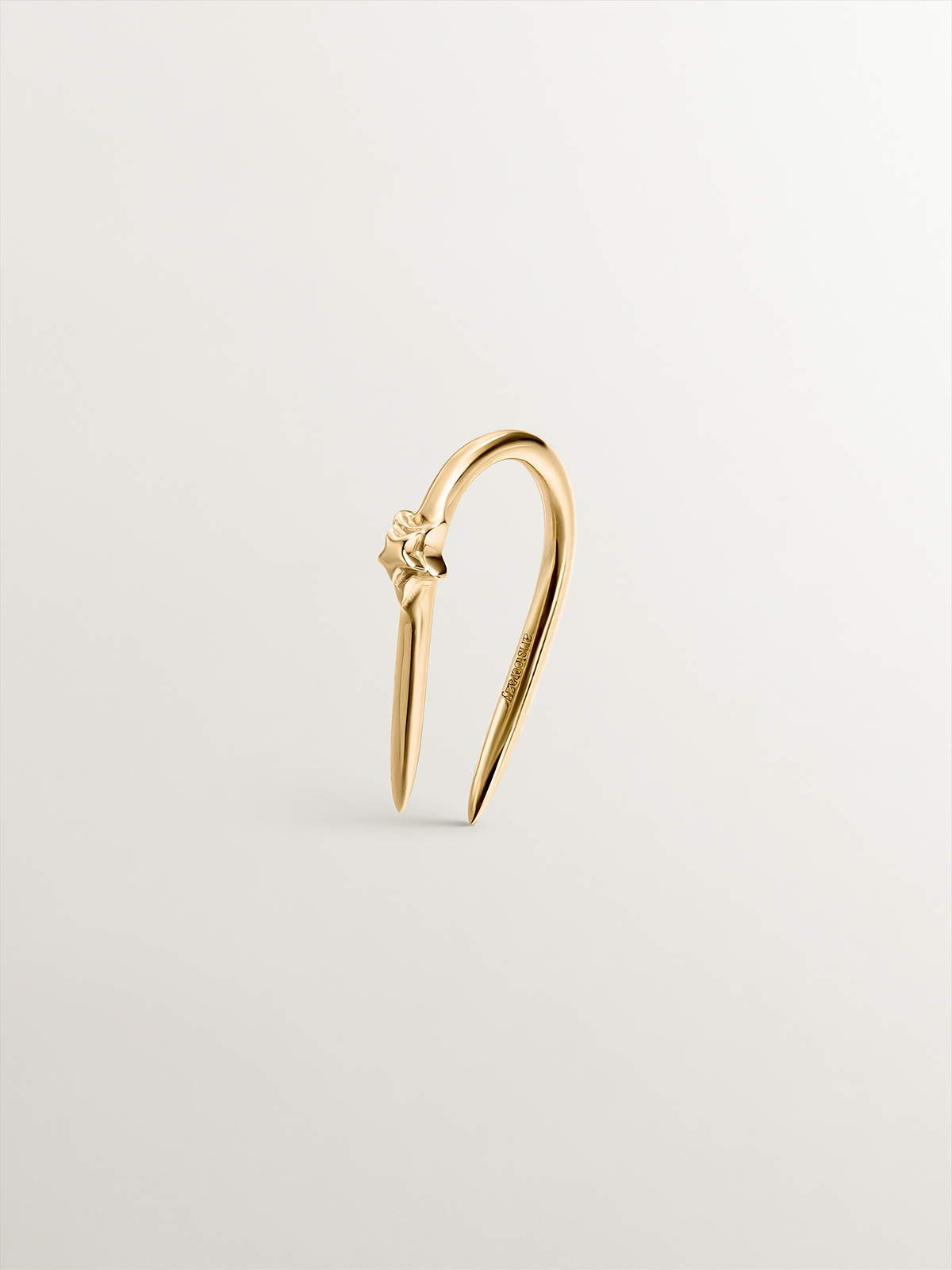 Individual open 9K yellow gold earring with star