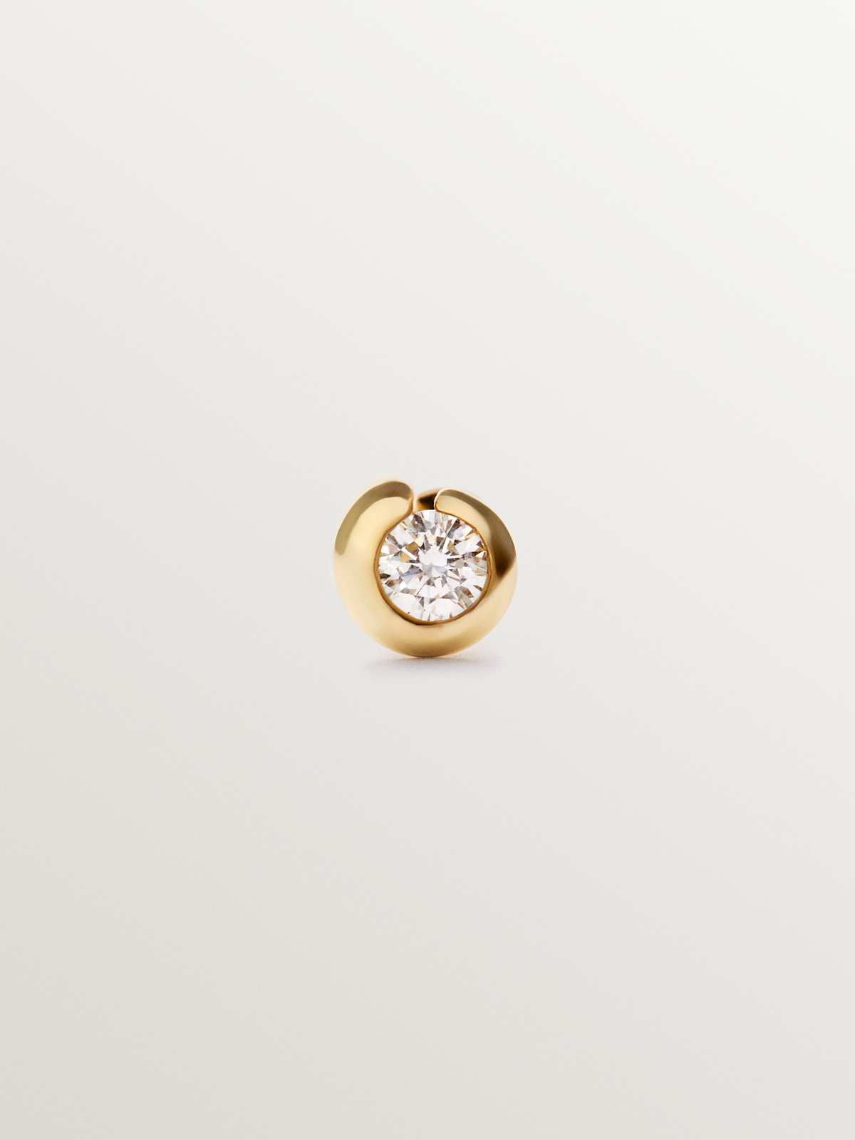 Piercing individual de oro amarillo de 18K con diamante central blanco en talla brillante