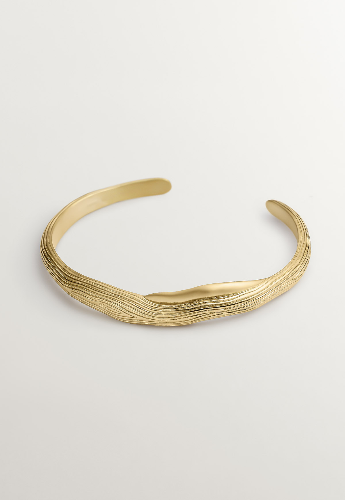 925 Silver bracelet coated in 18K yellow gold with embossed and irregular shape.