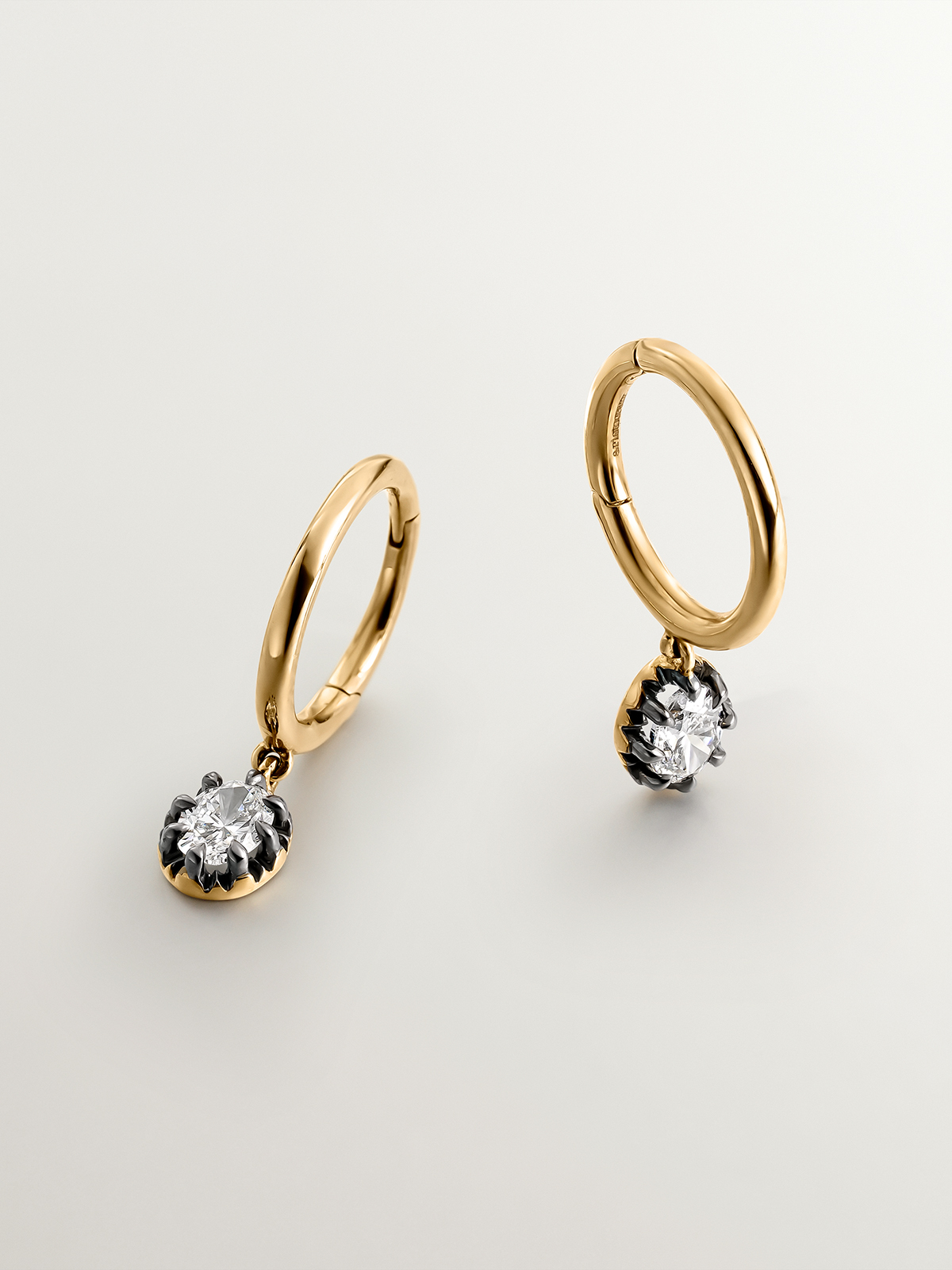 18K yellow gold earrings with aged effect and oval-cut diamonds