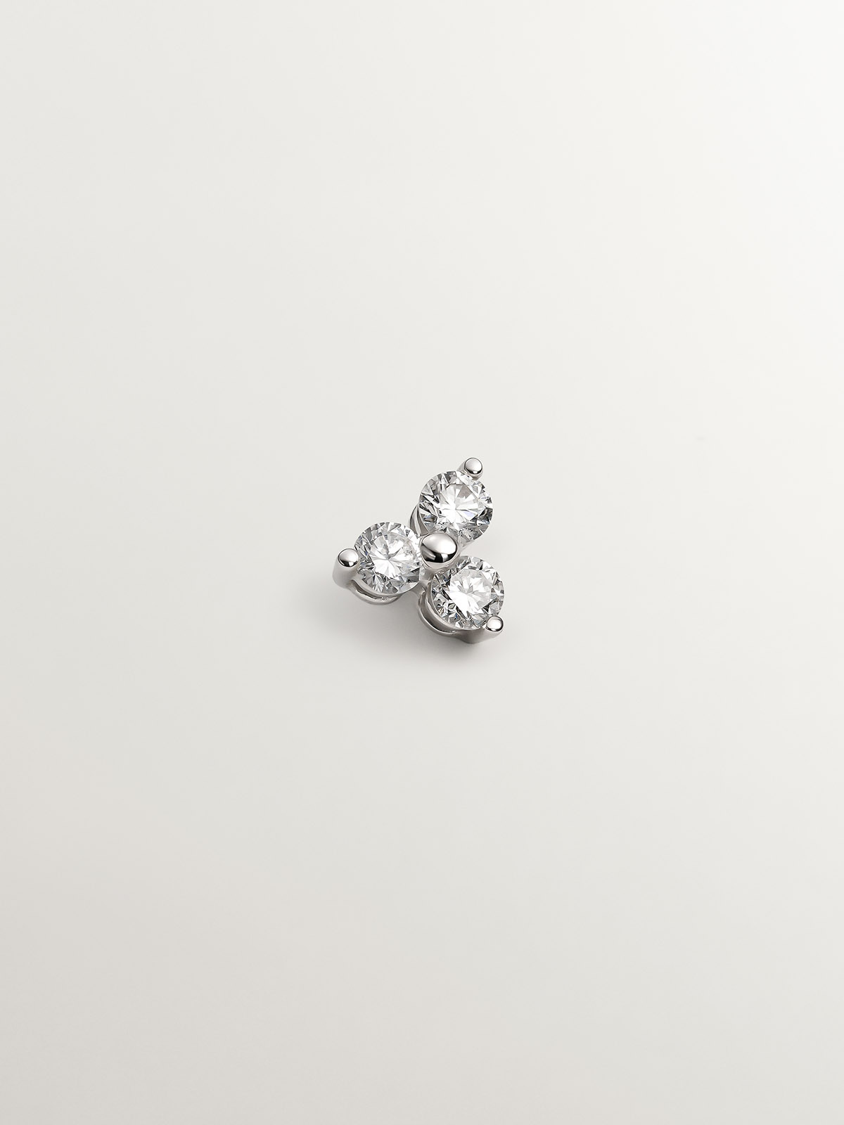 Boucle d'oreille individuelle en or blanc 18 carats avec trèfle de diamants