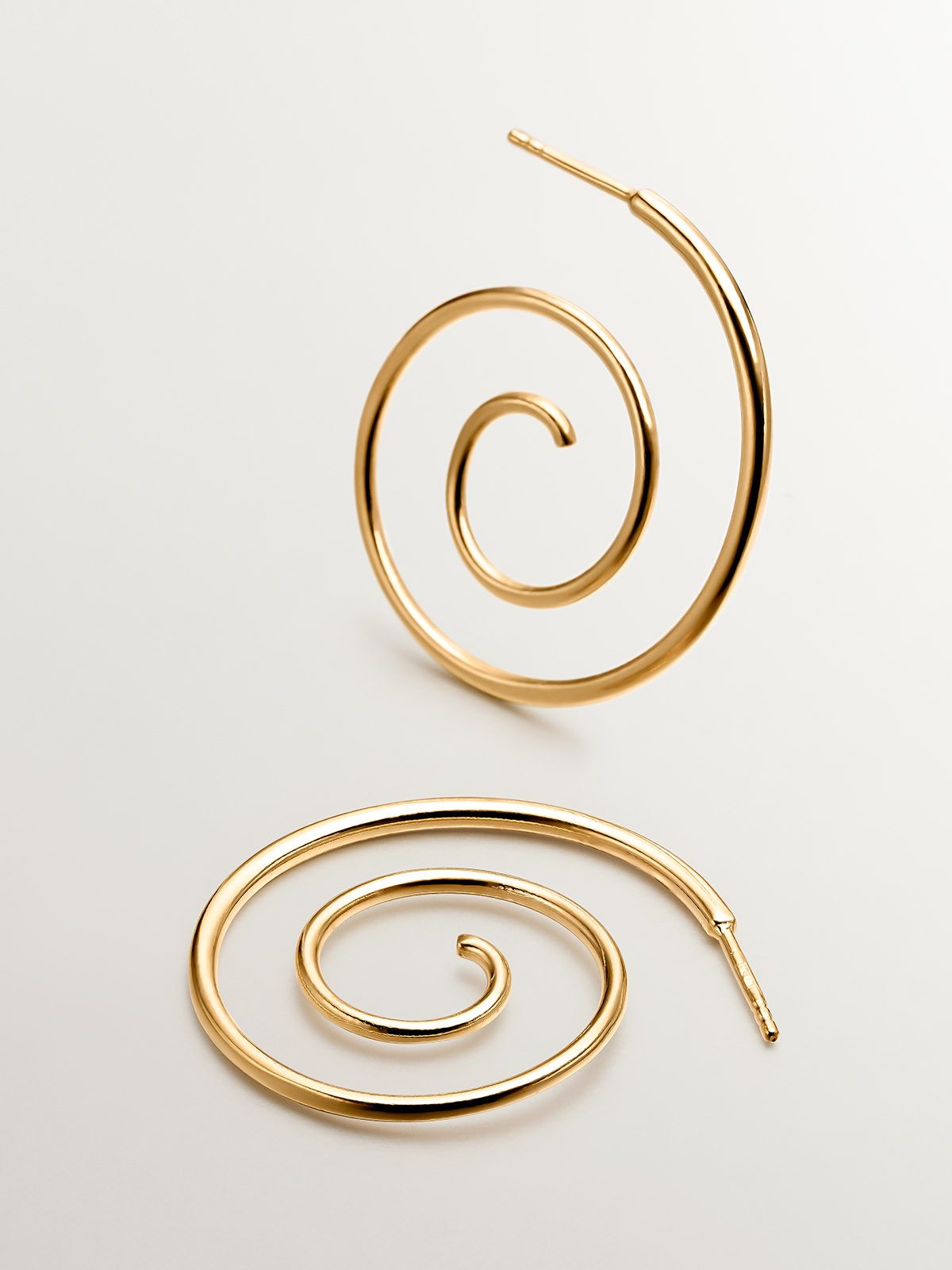 Pendientes en espiral de plata 925 bañada en oro amarillo de 18K