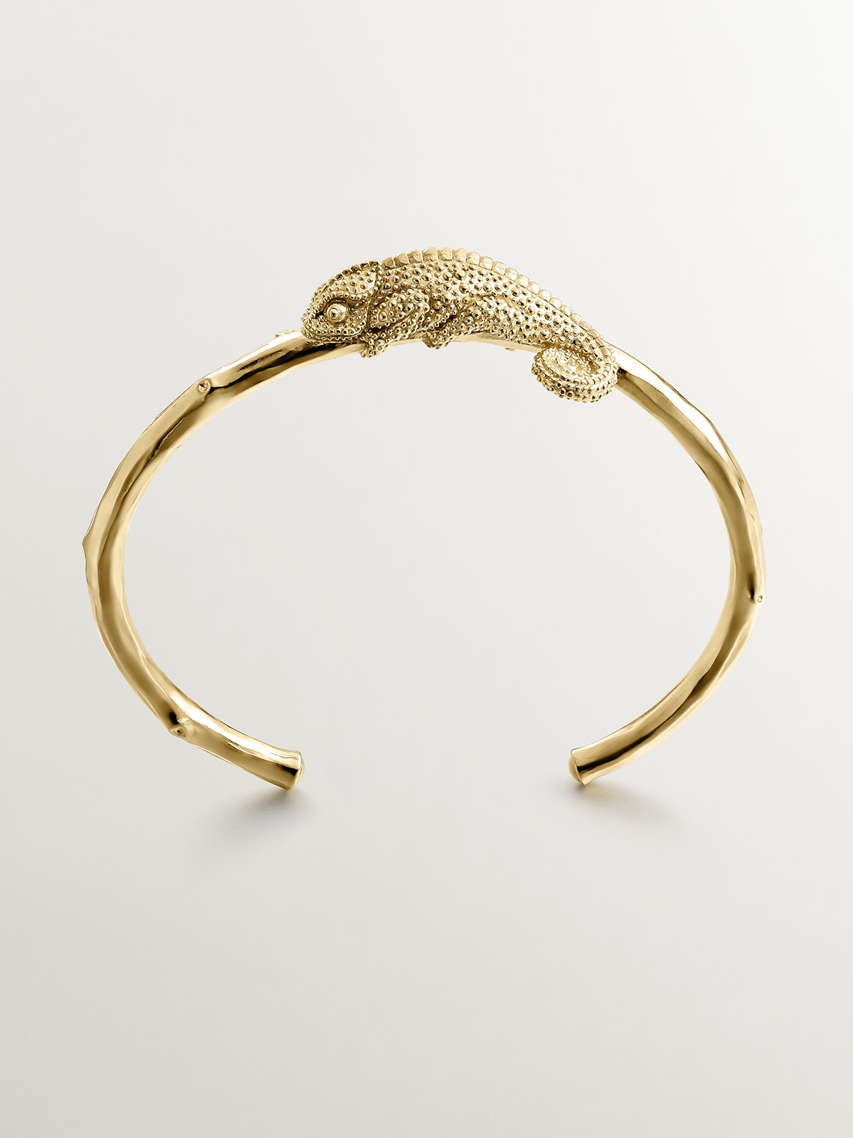 Pulsera rígida de plata 925 bañada en oro amarillo de 18K con textura de bambú y camaleón