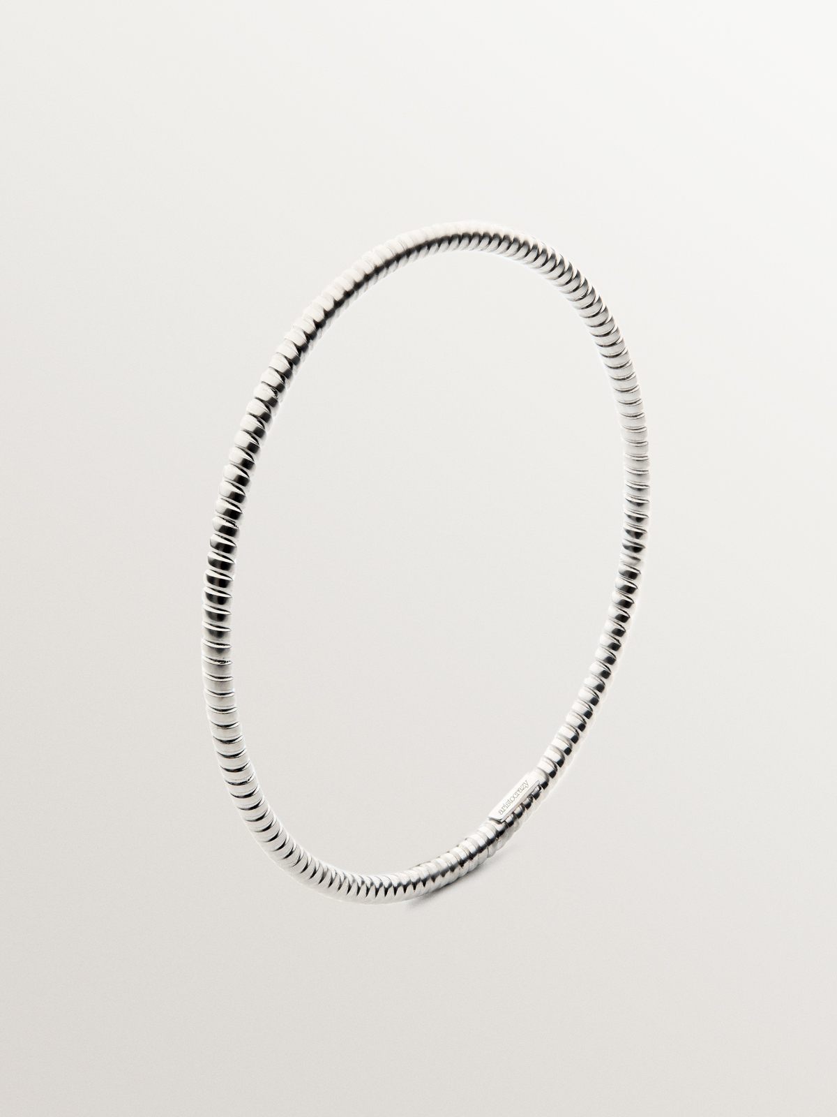 Rigid weekly style bracelet in rhodium-plated 925 silver.