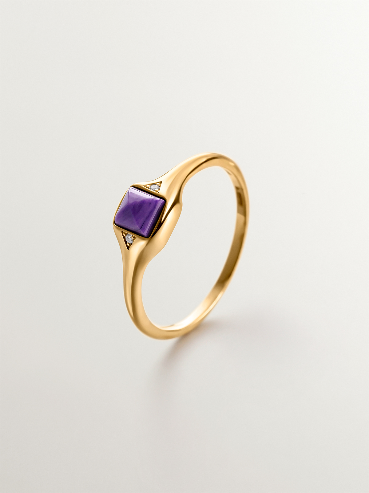 Chevalière en or jaune 9 carats avec charoïte violette