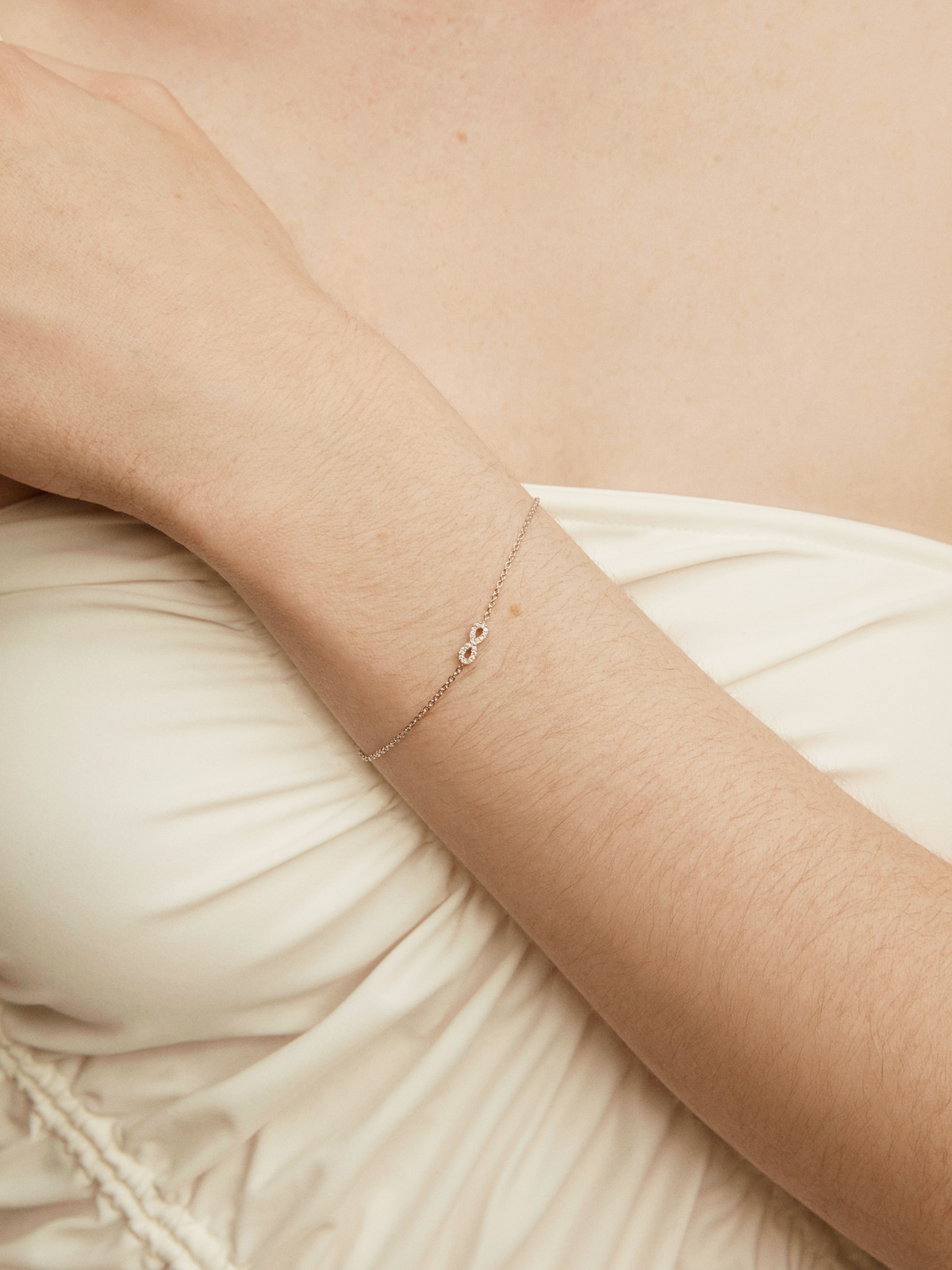 Bracelet en or blanc 18K avec infini et diamants