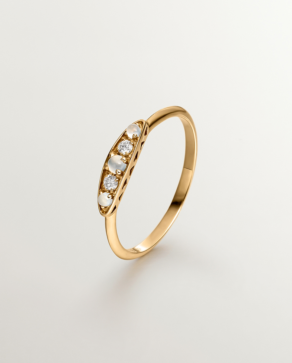 Anillo de oro amarillo de 18K con calcedonias azules en talla cabujón y diamantes en talla brillante