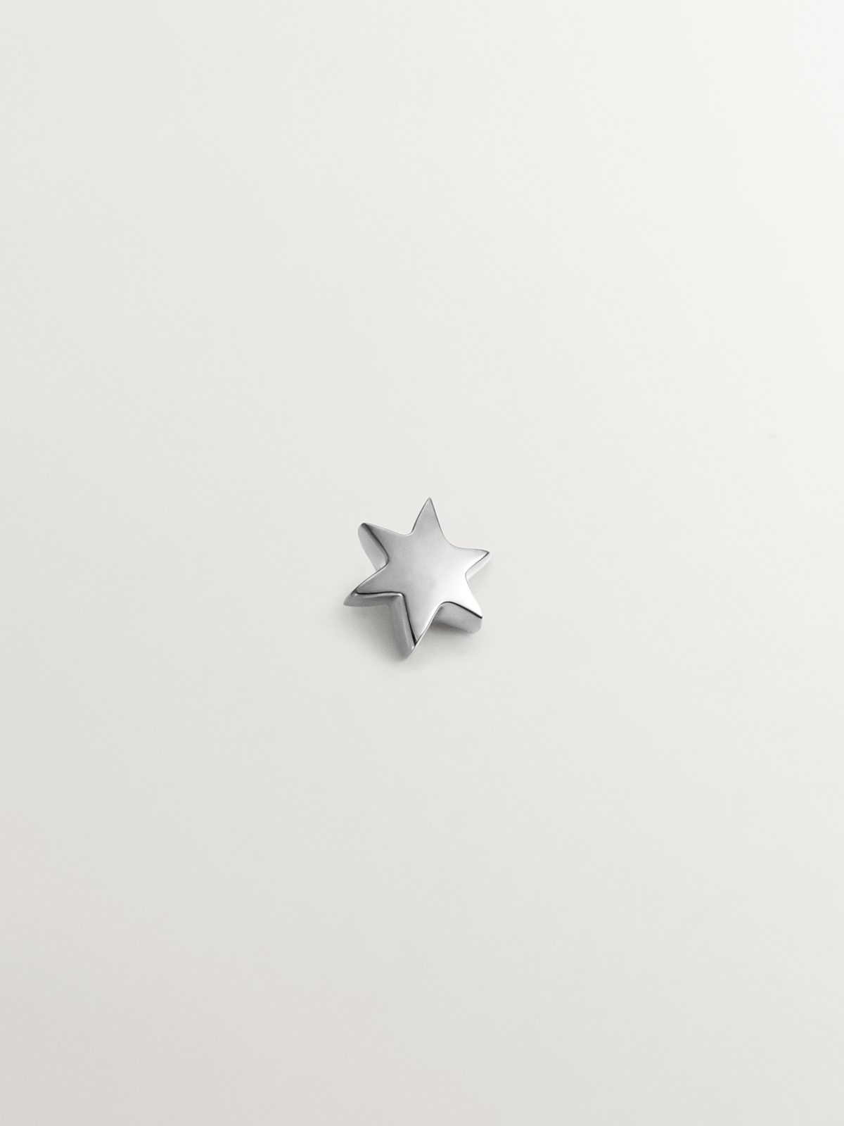 18K white gold piercing in a star shape.