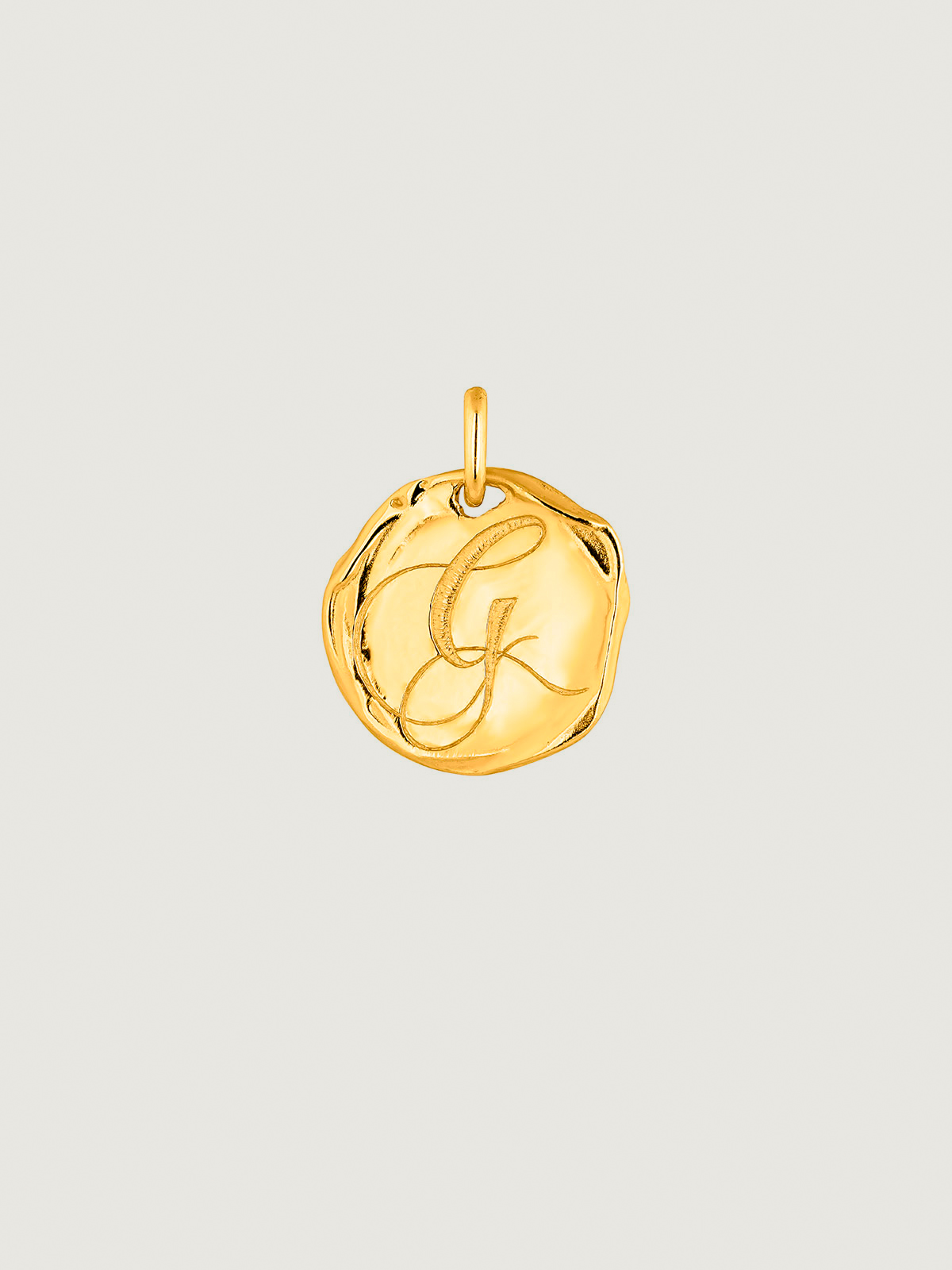 Charm artesanal de plata 925 bañada en oro amarillo de 18K con inicial G