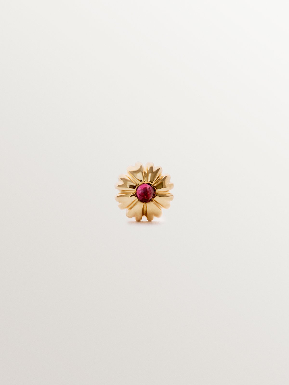 Piercing individual de oro amarillo de 18K con rodolita central rosa en talla brillante