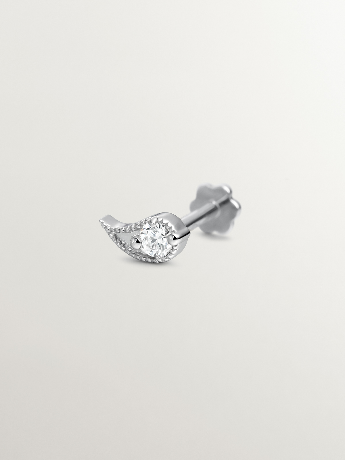 18K white gold piercing with diamonds and teardrop shape.