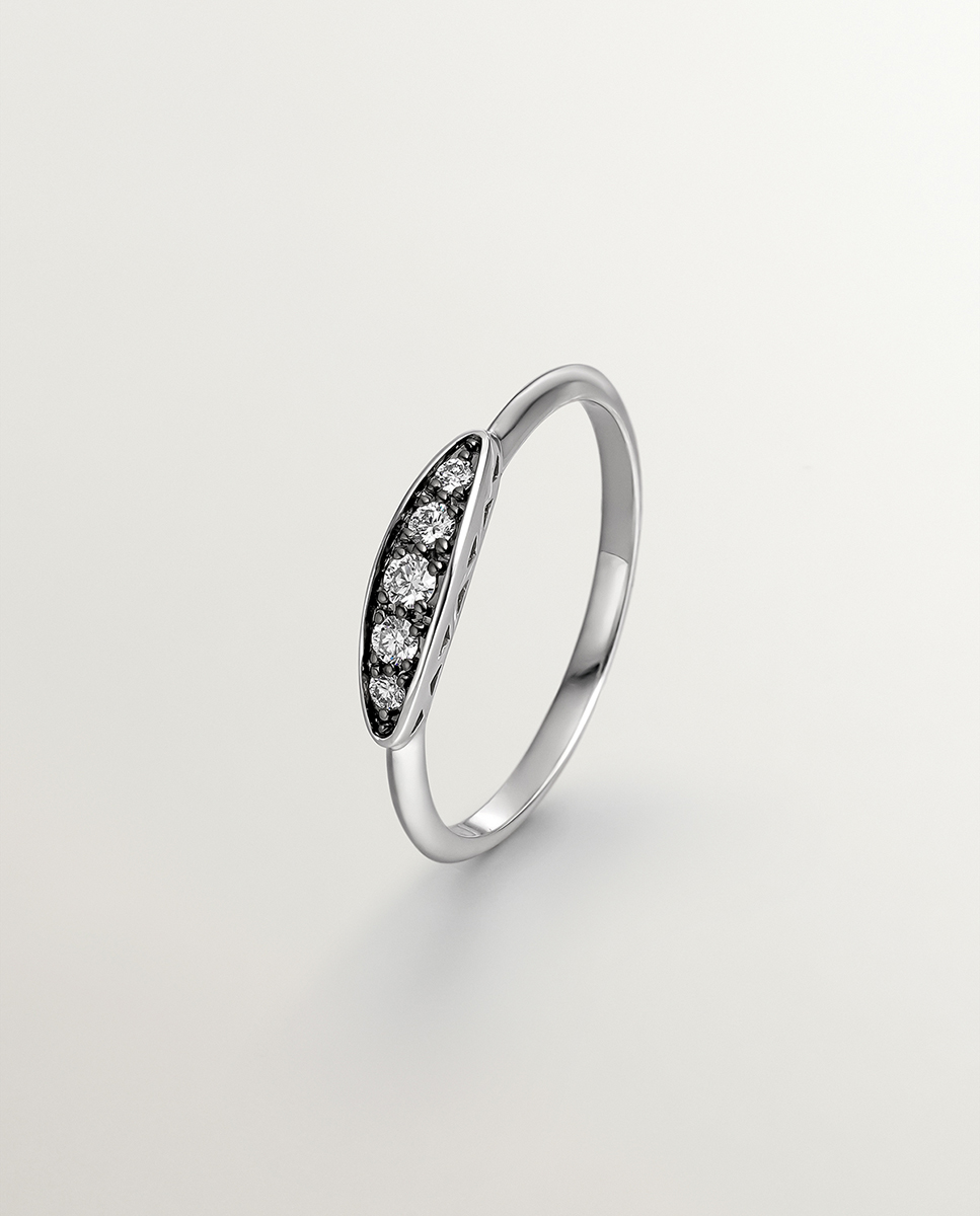 Bague en or blanc 18 carats effet vieilli et diamant taille brillant