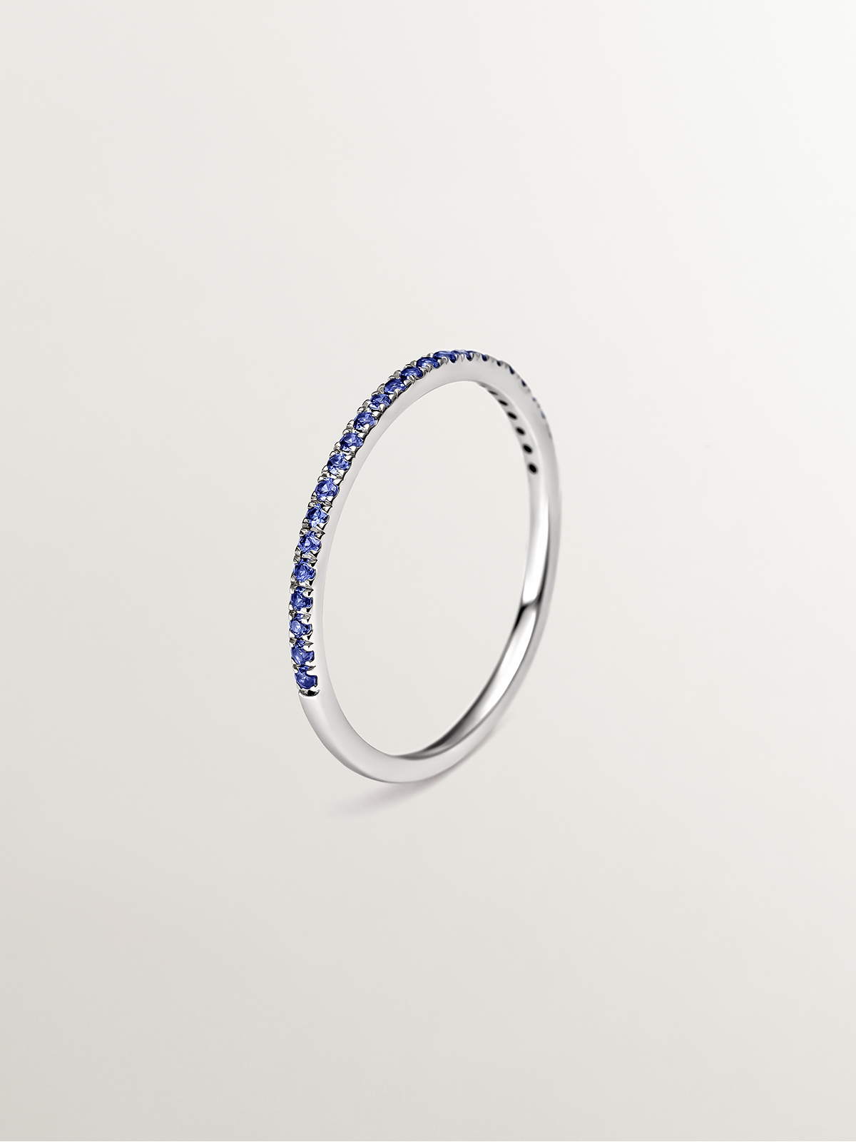 Bague en or blanc 9K avec des saphirs bleus