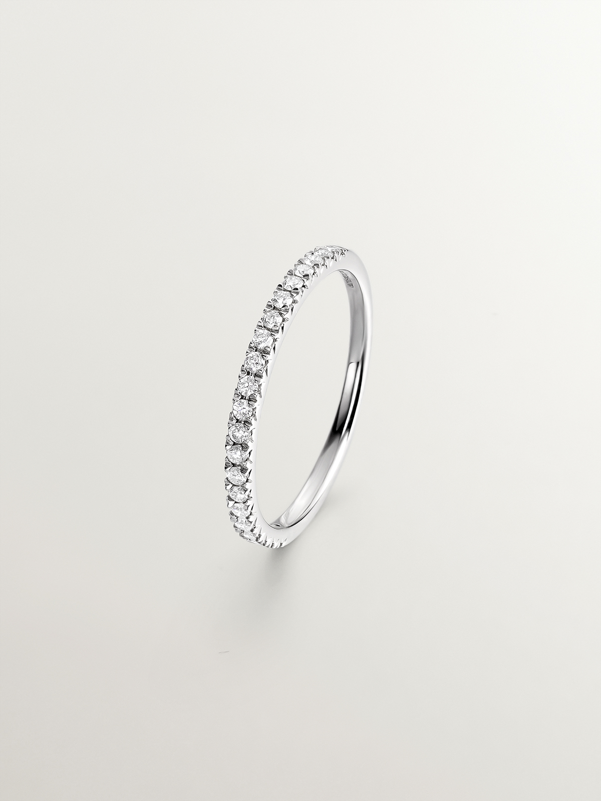 18K white gold ring with brilliant cut diamonds