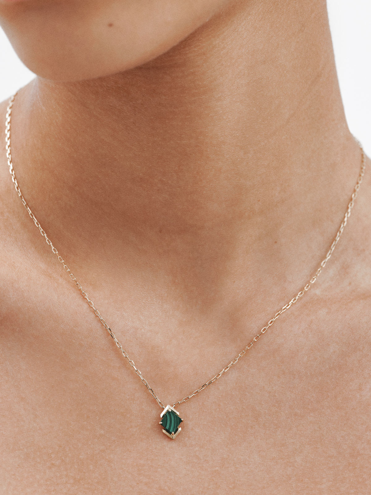 9K yellow gold pendant with green malachite