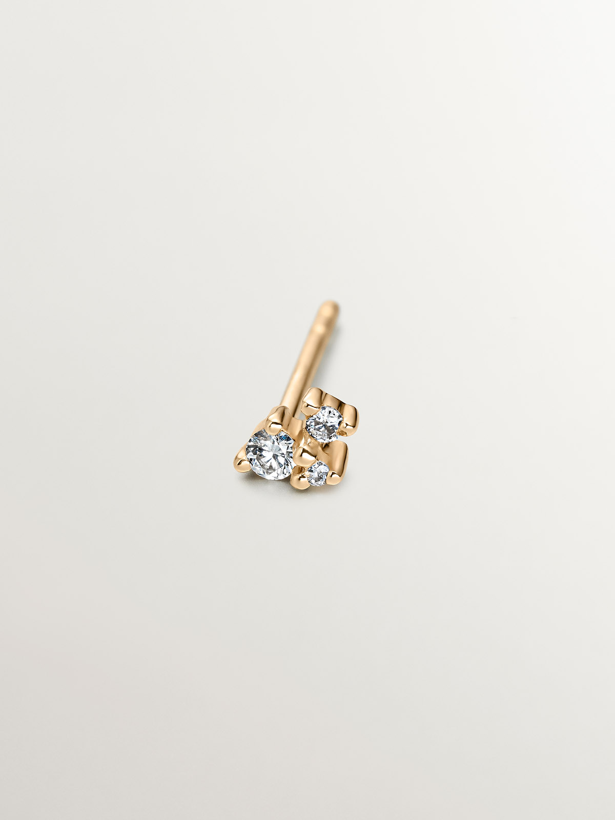 Individual 9K yellow gold earring with diamonds.