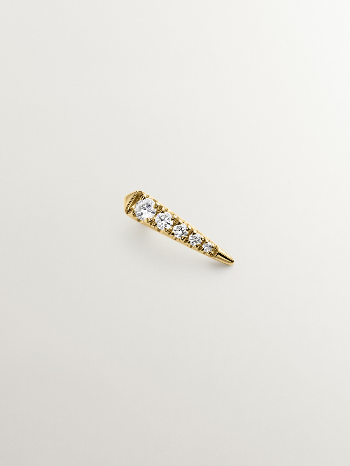 Individual 18K yellow gold earring with diamonds.